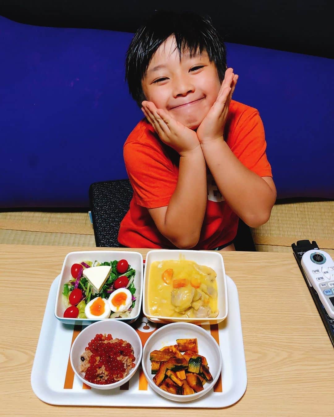 のインスタグラム：「今日のリクエストはシチューでした😋✨ひよこ豆粉のシチューだよ😋✨ ・ ・ ニュートリショナルイーストも入れて栄養価アップ😆⤴️✨ ・ ・ ドレッシングはレモン半分をギュッと絞ってからオリーブオイル、MCTオイル、ホワイトビネガー、蜂蜜、パハール岩塩、胡椒で混ぜ混ぜ🥗🍋😋✨ ・ ・ #晩ご飯 #ひよこ豆のシチュー #salad #いくら丼 #かぼちゃソテー #半熟卵 #cheese  #youtube  #ムネまりチャンネル  #グッドボタン👍 #チャンネル登録お願いします 🛎✨ #プロフィールから飛べまーす ❤️ #山田まりや #ムネくん #親子 @central_official_  #小学2年生 #7歳 #男の子 #ママ #hairstyle #color #pink #instagood #instalike #instafashion #instadaily #love #loveislove」