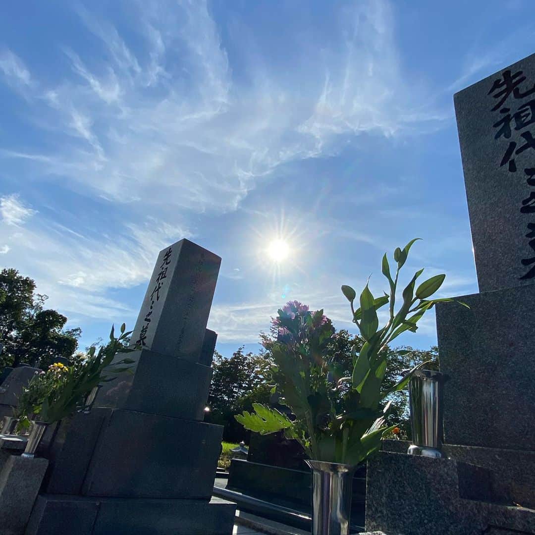 西山茉希さんのインスタグラム写真 - (西山茉希Instagram)「おじーちゃん、 おばーちゃん、 ただいま。  #絶対帰る場所 #絶対挨拶する人 #私の御先祖様  最強軍団なはずなんだ。 こんなに晴れてくれたもん。  いつもありがとう。 また見守っててね。  #晴天の故郷 #長岡」9月19日 20時39分 - maki.nshiyama50
