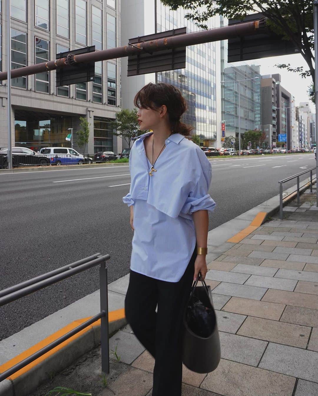 JUNNAのインスタグラム：「先週から沢山ご質問いただいていた レイヤードシャツ  秋はシャツのスタイリングが楽しい🍂  ニットに重ねても、一枚で着てもOK  中はロングキャミソールになっていて写真は2枚重ねた状態です👀  これはサンプル段階から人気の高いアイテム🤭  来週9月24日発売です  無地のホワイトとブルーのストライプ 2色展開  詳細の解禁は月曜日12時です✨  【新作発売スケジュール】 📌ETRÉ TOKYO  毎週木曜日19:00 📌ZOZOTOWN  毎週金曜12:00 📌ELLESHOP  毎週土曜8:30  #2020ETRE_AW  #ヘアアレンジ #カジュアル #ミディアムヘア #アディクション #秋メイク#ブラウン#ベージュ#カジュアル #大人カジュアル#秋#秋服#156cm#シャツ#シャツコーデ#etretokyo」