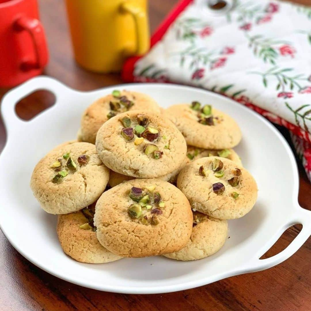 Archana's Kitchenさんのインスタグラム写真 - (Archana's KitchenInstagram)「Give this delicious and lip smacking Nankhatai a try for your tea time evening snack. They are a delicious Indian spiced eggless cookie flavored with cardamom and pistachios with a touch of salt to add to the taste. Get the recipe from the smart.bio link in my profile @archanaskitchen . . . . . . . . #recipes #easyrecipes #snacks #teatime #teatimesnacks #archanaskitchen #pakora #pakorarecipes #healthyeating #eatfit #cooking #food #healthyrecipes #foodphotography #recipeoftheday #comfortfood #deliciousfood #monsoonsnacks」9月19日 20時40分 - archanaskitchen