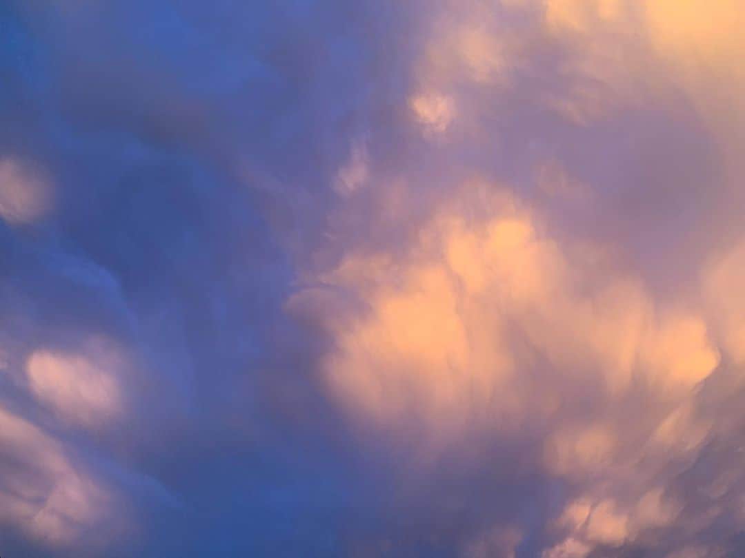 東麻美さんのインスタグラム写真 - (東麻美Instagram)「昨日の夕暮れ時の雲 絵みたいだった☁️😊  #beautiful#sky」9月19日 20時41分 - asamihigashi