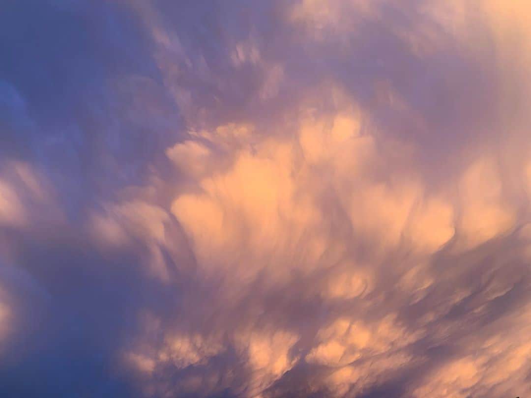 東麻美さんのインスタグラム写真 - (東麻美Instagram)「昨日の夕暮れ時の雲 絵みたいだった☁️😊  #beautiful#sky」9月19日 20時41分 - asamihigashi