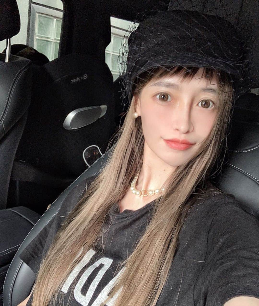 のインスタグラム：「ノーファンデ生活も一年以上。 お肌の調子が良い✨ ほんのりリップと目尻に極細のアイラインで終わりのメイク。 私はナチュラルメイクの方が顔がキツくならない。 ㅤㅤㅤㅤㅤㅤㅤㅤㅤㅤㅤㅤㅤ 後ろにチラッと見えるチャイルドシートは @cybex_japan  主人の車用と私の車用に2つ購入しました✨」