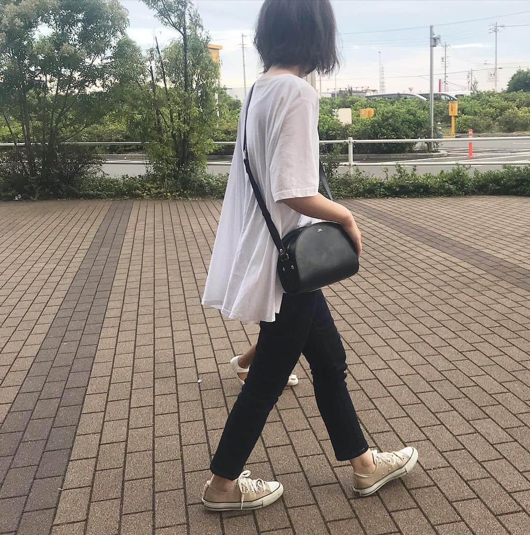 __mai____のインスタグラム：「. 白Tにデニムなシンプルコーデですが トップスのデザインが可愛いので お出かけ着として成り立つ🥰と 思っている😙 フワってなるのがお気に入り💕 ボリュームフレアカットソー☺︎ デニムも最近新調、 ハイライズスキニーアンクルジーンズ👖 これもほんとにお気に入り。 この形のやつが出始めてから買い替え3回目。 . tops: @selectshop__k  bottoms: @uniqlo  #converse #コンバース  #カジュアル #カジュアルコーデ#mamagirl_sugotoku #ママコーデ  #ハンドメイドピアス #ハンドメイドイヤリング #ユニクロ #uniqlo #apc  ドラえもんの映画を観てきました☺︎ クライマックスのタイミングで 娘「おしっこ…」言うし 大事な場面だいぶ見逃しましたが ミスチルの曲はよかった。」