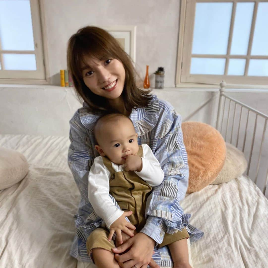 高城亜樹さんのインスタグラム写真 - (高城亜樹Instagram)「▽ 今日はベビちゃと撮影でした📷👶💕  2人でお仕事は初めてかな☺️ . #生後10ヶ月 #撮影」9月19日 20時42分 - akiii_takajo