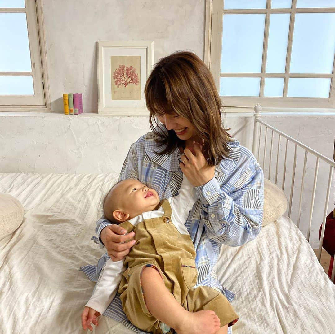 高城亜樹さんのインスタグラム写真 - (高城亜樹Instagram)「▽ 今日はベビちゃと撮影でした📷👶💕  2人でお仕事は初めてかな☺️ . #生後10ヶ月 #撮影」9月19日 20時42分 - akiii_takajo