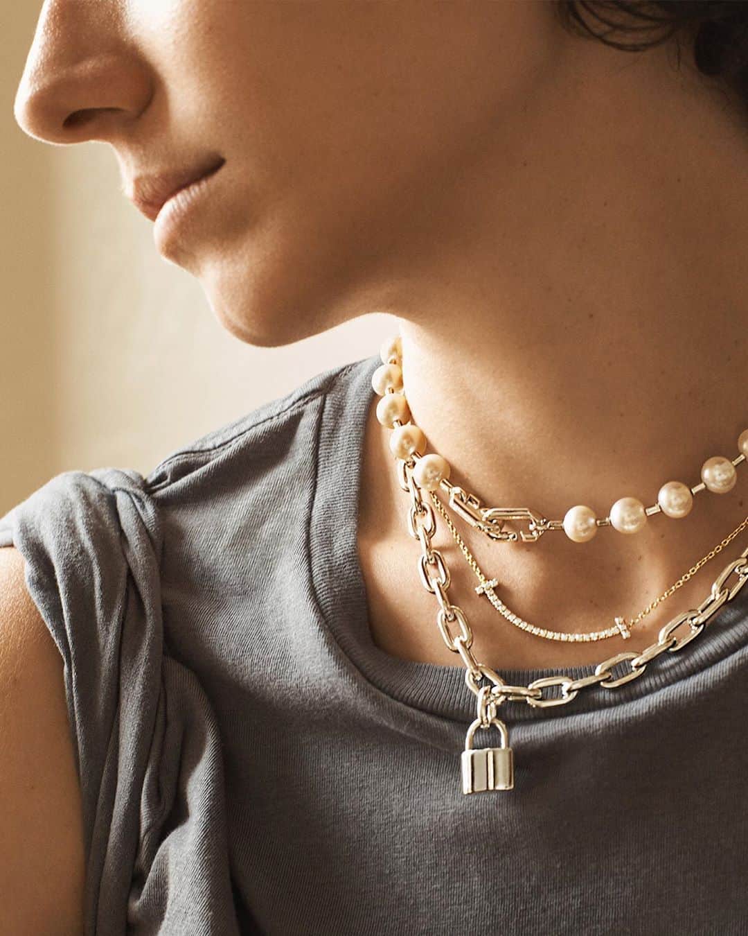 のインスタグラム：「THE TIFFANY STYLE EDIT How to: Layer Up  • Ladylike and laid-back are not mutually exclusive. To strike the perfect balance between classic and cool, pair your favorite t-shirt with a double-wrapped #TiffanyHardWear pearl chain. Take the juxtaposition to the next level by adding a dash of daytime diamonds c/o our #TiffanyT smile necklace. Tap to shop and discover more via the link in bio. #TiffanyAndCo」