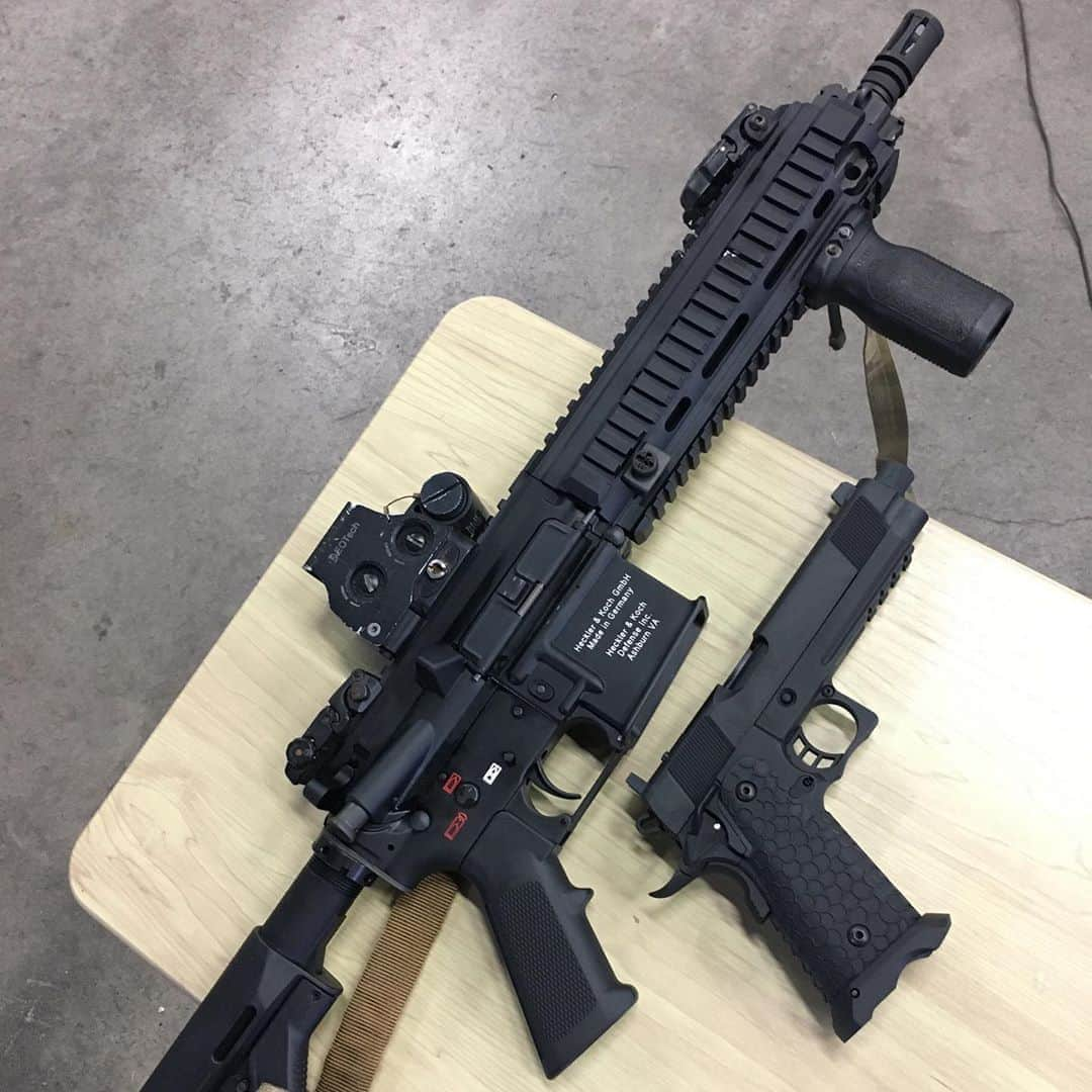 みりどる乙夜さんのインスタグラム写真 - (みりどる乙夜Instagram)「VIPER TECH のCO2BB、HK416を買いました！ 価格は186,780円、マガジン一本12,089円（仮に6本買うと72,534円😆） まぁトレポン並みの価格なんですが、投げて落っことしても壊れない強度、冬でも快調なブローバック、ガスよりも断然エコロジーなことから購入を決めました😊 台湾のVIPER TECHの工場で製作過程を拝見したんですが、日本製のNCマシンが使われていました。 元々医療器具等を作る工場なので、精密さも間違いなしです。  Gunsmith BATONで購入できますよ！ 着ているのはBlack Rifle Coffee のタンクトップと、Triple Aught Designのレギンス。動きやすいです😊  #airsoft #airsofter #airsoftworld #airsoftinternational #madeintaiwan #vipertech #co2bbgun #co2gbb #inmyroom #gunshooting  #militaryroom #geekroom #geekgirl #airsoftgirl #selfie #hk416 #novelarms #tripleaughtdesign  #tactical #sexy #militaryidol #軍模 #軍事迷 #射撃 #トイガン #サバイバルゲーム #シューティング #ミリタリーマニア #ミリドル #乙夜」9月19日 20時44分 - itsuya_miridoru