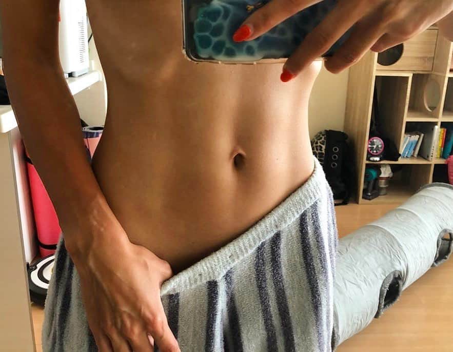 佐野千晃のインスタグラム：「グラビア時代に比べて4kgほど体重が落ちました🤤﻿ ﻿ 最近のお腹の中で一番痩せてる写真を載せておきまする🤤﻿ ﻿ (後ろ汚いけど)﻿ ﻿ #run #running #marathon #フルマラソン #マラソン #マラソン女子 #人生自由自在 #走る女子 #ファッション #ウェア #楽しく走る #ランニング #ジョギング #痩せた #引き締まった」