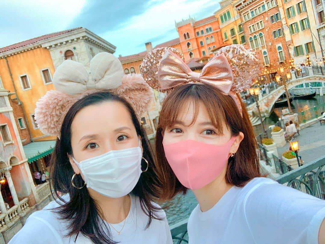 上坂由莉のインスタグラム：「\ Disney Sea 🐠 /﻿ ﻿ ﻿ ヴェネツィアンゴンドラから撮る景色も﻿ めちゃくちゃ綺麗でした🥰✨﻿ ﻿ ﻿ シー行ってる最中にランドの新エリア解禁情報が🤭﻿ でも全然気づかずでお家ついてから知りました💦﻿ ﻿ ﻿ てるちゃん 来月ランド行くらしいから羨ましい〜🥺❤️﻿ 美女と野獣のエリアのベイマックス早くみたいな🌹🤍﻿ ﻿ ﻿ #DisneySea #Disneyresort #TDS #TDR﻿ #ヴェネツィアンゴンドラ #ホテルミラコスタ」
