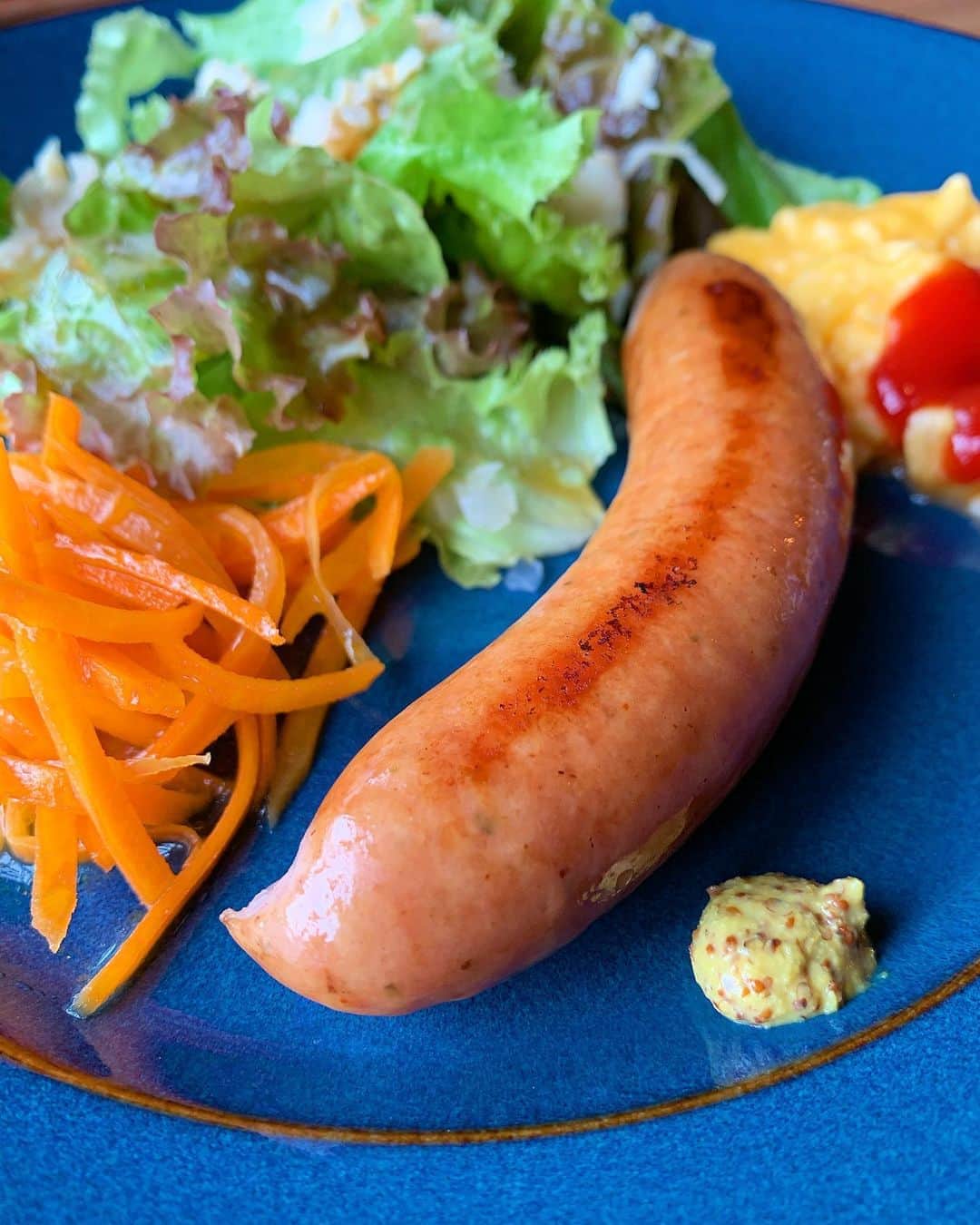 のインスタグラム：「. . @daiwaroyalhotel_nayabashi では 朝食付きプランで 併設されてる @allys_nayabashi で ドリンクバー付き洋食セット🍳🍅 . 店内オシャレだし 朝食ボリューム満点だし 最後まで満足💯 . 栄から近いしランチもやってるみたいやから また今度ランチも行く事にした🥗✨ . 愛知県独自のGoTo割適用もあるし 今回で県内旅行もありやなーって🚗💨 . GoToやし来月からGoTo期間終わるまで 毎月旅行に行こかなって計画中😏🌈 . #daiwaroyalhoteldcity #hotel女子会 #ビジネスホテル #breakfast #朝食 #朝食付きプラン #yummy #幸 #洋食セット #愛知県 #名古屋 #伏見 #駅近 #県内stay #県内旅行 #allys #納屋橋 #l4l #instagram #travel #goto travel」