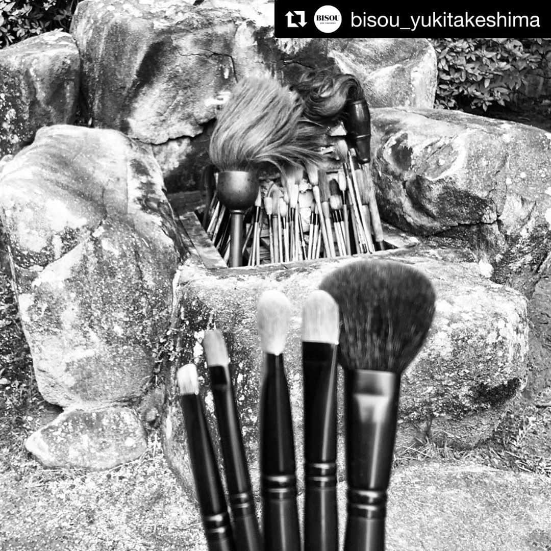 YUKI TAKESHIMAさんのインスタグラム写真 - (YUKI TAKESHIMAInstagram)「お知らせ 広島の熊野で生まれたyUKI brushはその役割を果たした後は再び熊野へ帰り、当地で永代供養されます。筆供養は役目を終えた筆に対する感謝と供養と共に、筆作りのために毛を提供してくれた動物達に対する感謝と供養浄火の中に筆を投じる神事です。本年は「筆まつり」のイベントは、新型コロナウイルスの感染拡大の影響により、残念ながら開催中止となりましたが、筆まつりの祭典・筆供養式典は、町内関係者のみで執り行います。一般公開は行いませんが、オンライン上でのライブ配信が開催されます。通常は、関係者しか間近で見ることが出来ない神事をライブで見ることが出来ますので、是非ご参加下さいとの事です。  https://kumanofude-v-fudematsuri.com/event/fudekuyou.html  #yukibrush  #熊野バーチャル筆まつり  #長い間お世話になりました  #綺麗のお手伝いありがとうございました  #Repost @bisou_yukitakeshima with @get_repost ・・・ . 【筆供養に関するお知らせ】  皆さまから送っていただいた役目を終えたブラシを供養するため、毎年広島県熊野市で行われる筆供養に参加させていただいておりましたが、今年は9/22に、現地の関係者のみで執り行われることとなりました。  現地に行って参加することはできませんが、ライブ配信があるので、どなたでも参加可能です。  役目を終えた筆を送って、ぜひライブ配信を通して一緒に供養しましょう。  開催日時：9/22(火) 9:30～10:30頃  詳しくはyUKI TAKESHIMA公式HPのnewsをご覧ください。  #筆供養 #広島熊野筆   Every year for the Fude-kuyo ceremony in Kumano city in the Hiroshima prefecture we collect customer’s old brushes (after maximum use they can be sent back to the company) to express our gratitude to the tools and thank them for their work.  This year with COVID-19 the festival is limited with very few people attending.  Since we are not participating as we normally do, we will broadcast live so everyone can experience the tradition.  Please join us to thank the brushes together.  Details:  9/22 9:30 am -10:30 am Japan time  Please check yUKI TAKESHIMA website news for more detail.」9月19日 20時48分 - yukimake