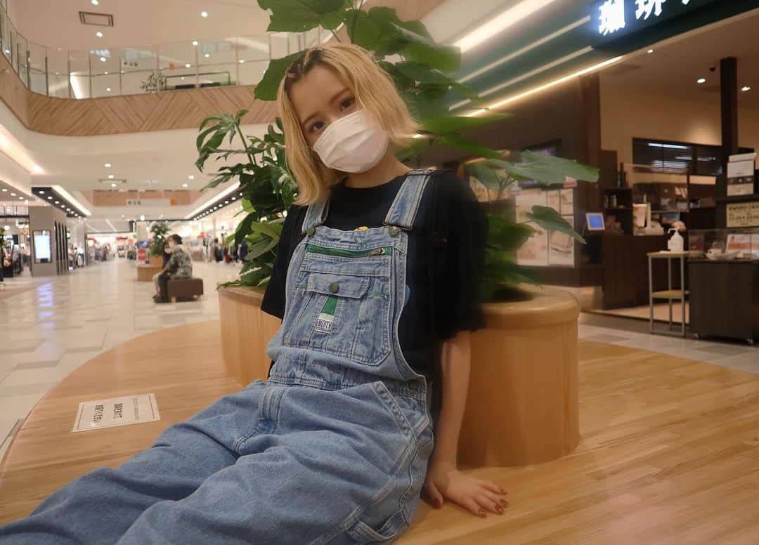 川畑愛真のインスタグラム：「ちょっと休憩中👾  #オーバーオール #お出かけ #沖縄」