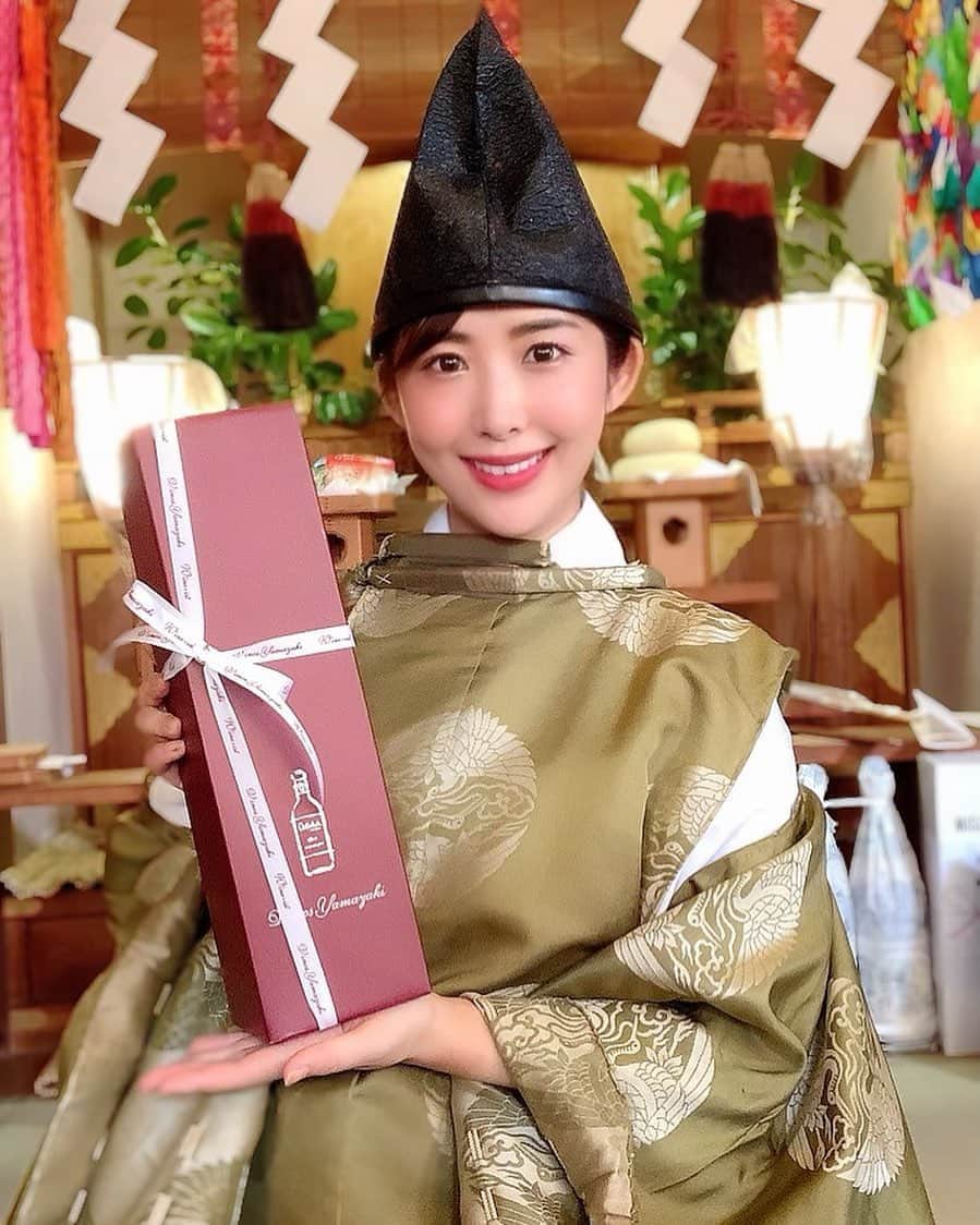 のインスタグラム：「知り合いの方にご参拝頂き、ワインをご奉納してくださいました🍷✨ ありがたいことに、、最近ワインのご奉納がふえました✨ 新しい風がふいて神様も喜ばれていると思います😊🌸 ご縁に感謝です♪  #神社#神主#神職#ミスワイン#ワインエキスパート #神社好き#神社巡り#神社好きな人と繋がりたい #寺社仏閣#着物　#和服　#装束　#袴 #女性神職 #神主アイドル #japaneseculture  #shrine #jinjya #tokyo #kimono #lovejapan #기모노 #instajapan  #followme」