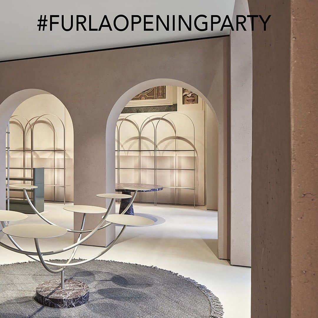 フルラさんのインスタグラム写真 - (フルラInstagram)「Milano Piazza Duomo. Get ready for an immersive experience within the Furla world.  #furlaopeningparty#furla#accessories #fashion」9月19日 21時01分 - furla