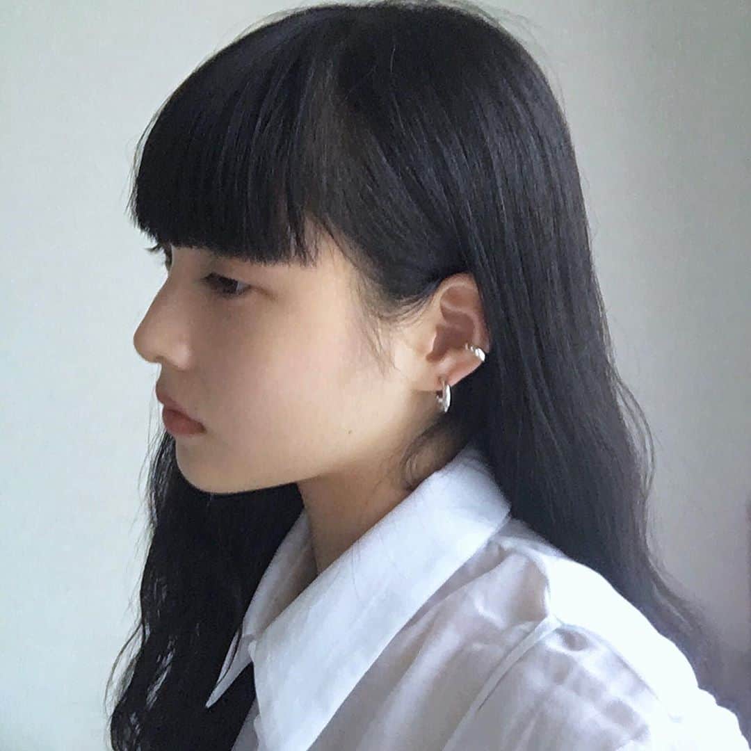 江崎ななほのインスタグラム：「最近よくつけてるピアスとイヤカフ 華奢だけど存在感あってお気に入り @gray____accessories」