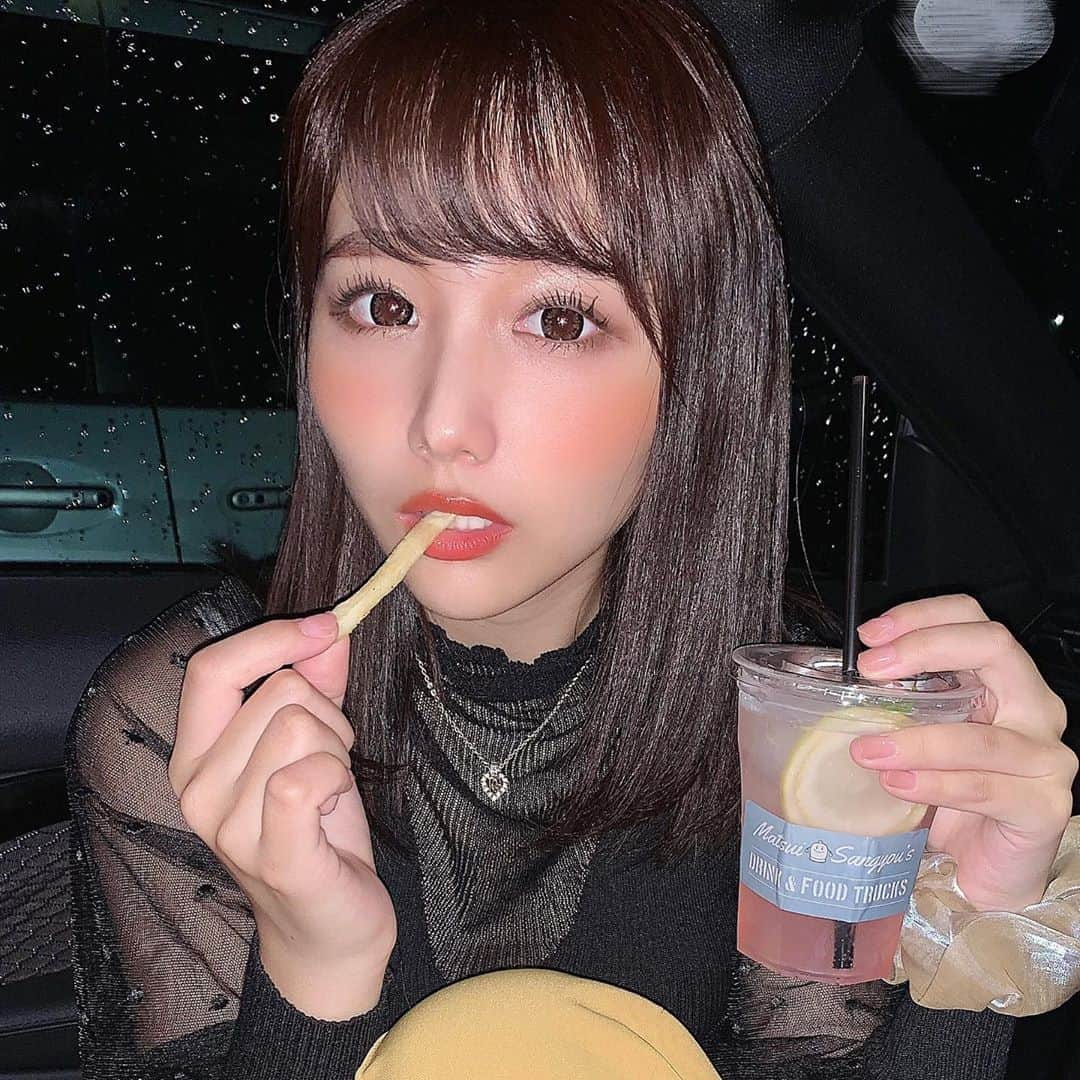 加藤里奈さんのインスタグラム写真 - (加藤里奈Instagram)「⋆ #ドライブインシアター  ⋆ ラグーナでの開催は2回目らしいんだけど初ドライブインシアターだった🚗 東海地区では最大級！花火もみれてはっぴい✌︎ ⋆ まだチケット買えるよ❤︎ ⋆ スパイダーマンみたんだけど 思ってたよりめちゃよかった🥺 映画の内容も面白かったし 車から映画見るのも最高🥺 ⋆ 屋台のハンバーガーも 美味しすぎた、、、🤍 ⋆ #ootd #fashion #instafood #instagram #instalike  #hairstyle #outfit #code #coordinate #style #stylepoint #instafashion #instagood #instalike #ファッション #撮影 #ヘアアレンジ #ヘアスタイル #アレンジスタイル #ヘア #かとこ #コーディネート #コーデ #かとこーで #今日の服 #ドライブインシアター #蒲郡 #ラグーナテンボス」9月19日 20時53分 - katoco0326