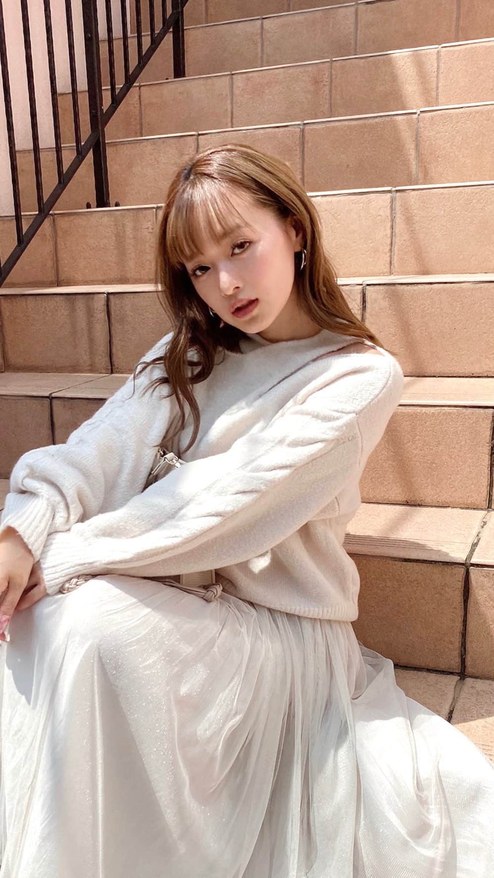 村崎英絵のインスタグラム：「白ニットでふんわり雰囲気コーデ🐏💕 首元がクロスデザインだから さりげない肌見せができるところが好き💗 ㅤㅤㅤㅤㅤ ㅤㅤㅤㅤㅤ このリール、実は… @momo_tanaka_ が撮ってくれた💗 ももちゃん目線リール😂笑 だから笑いすぎて ほぼ笑っている顔しかなかった😳笑 #ももは動画の天才👏　 ㅤㅤㅤㅤㅤ ㅤㅤㅤㅤㅤ ㅤㅤㅤㅤㅤ  ㅤㅤㅤㅤㅤ  #笑顔 #秋冬ファッション #アッシュブラウン #ニット #白ニット #ロングスカート #ホワイトコーデ #甘めコーデ #秋服コーデ #きょコ #低身長ファッション #低身長コーデ #おちびコーデ #146cm  #セシルマクビー #ゆるコーデ #ゆるふわ巻き #ワントーンコーデ #表参道」