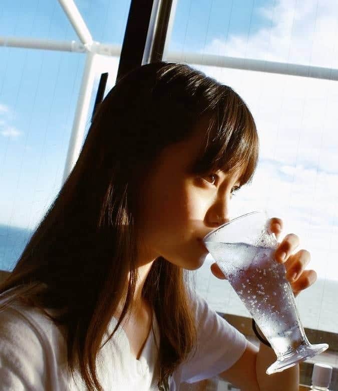 丸本凛のインスタグラム：「体育の選択授業はバドミントンとソフトテニスで迷っていましたが、ソフトテニスにしました🦸‍♂️😝 ソフトテニス難しい、、🎾😣  #instagood#sodapop#blue#photooftheday#camera#📷#📸#海#ocean#江ノ島#えのしま#soda#美味しい#お久しぶりです!!#15 #中3女子#夏のある日#onesummersday#ソーダ#湘南」
