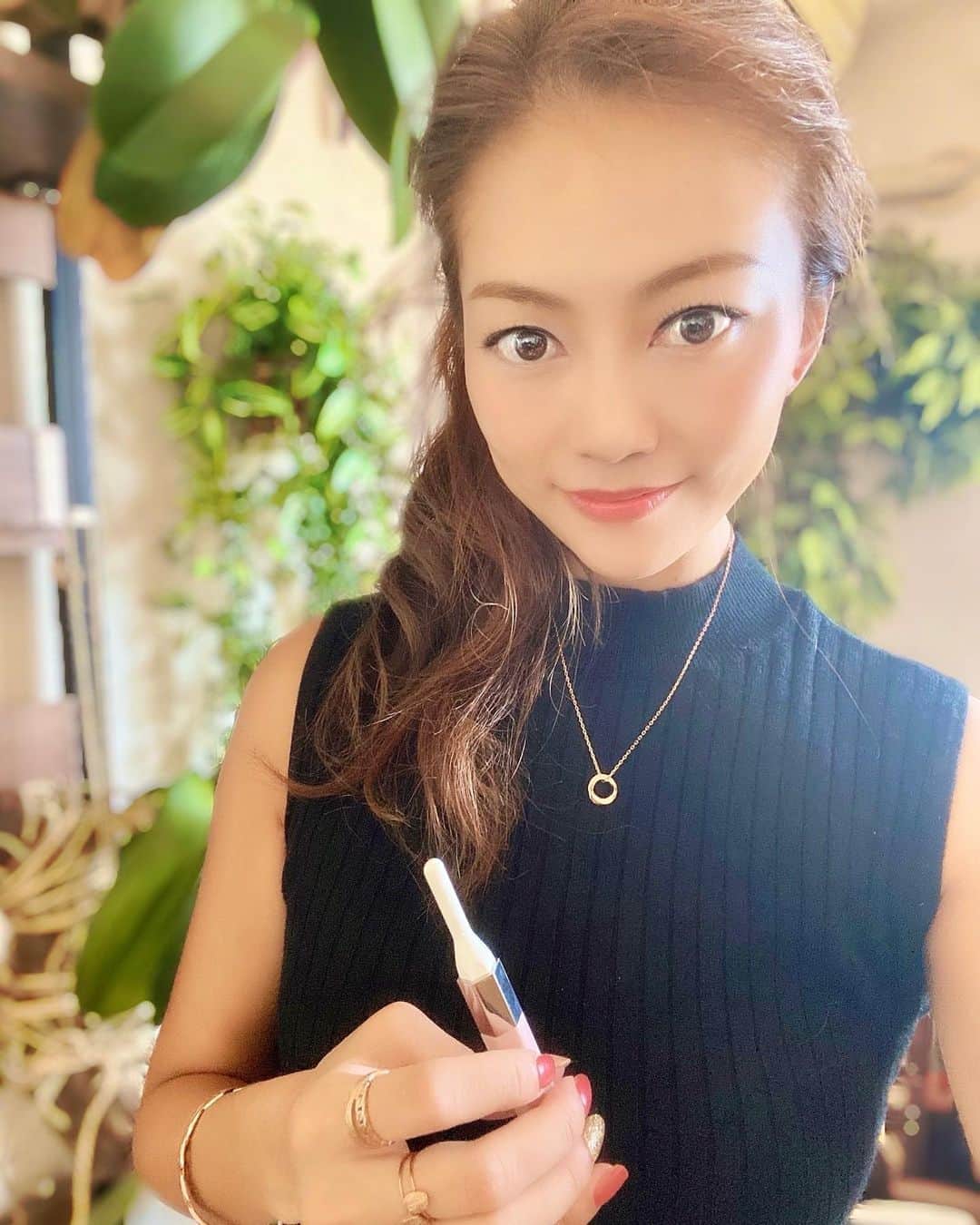 SAORIのインスタグラム：「🎀 いつからかまつ毛エクステをやめた私👀 ナチュラルメイクになった分、 マスカラ命になりました❣ でも生まれつきまつ毛が直毛で いつもビューラーをライターで炙って使うけど なかなかビューラーで綺麗に上がりにくくて 困ってたのよね😫 NICEなホットビューラー見つけちゃったよ😍 @cogit_beauty の充電式のビューラー✨ スイッチを入れて約1分で適温になるし 細くてメイクポーチに入れてもかさばらないし USB充電式だから旅行にも持って行きやすい✈️ もちろんマスカラをつけたまま使える🙌 最高かよ🧡💛 . #PTPT #コジット #まつ育 #まつげ #マスクメイク #ビューラー #pr ✾ necklace/bracelet/all rings: @jjra00 . #東京 #tokyo #港区 #高身長女子 #model #モデル #influencer #インフルエンサー #instagramer #インスタグラマー #ambassador #アンバサダー #フリーモデル #ポートレートモデル #カメラマンさんと繋がりたい #ポトレ #ポトレのセカイ #ビジョラダ #美女jp #ビジョフォ #ビジョナビ」