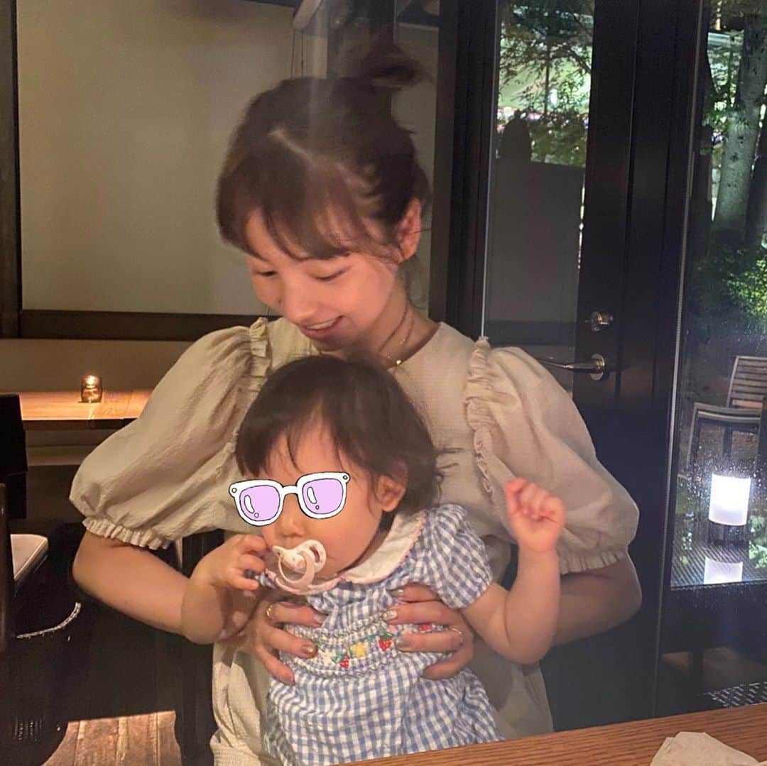 青山あみのインスタグラム：「夜に、外で友達とご飯する事が とーっても特別で、楽しい夜だった~☺️ たまには息抜きも必要だなぁと。 涼しくなってきたしなお最高~🍂 ありがとう❤︎ お手手つないで歩いてる姿に、 母たちは終始きゅんきゅんでした💓  #女の子ママ #１歳5ヶ月」