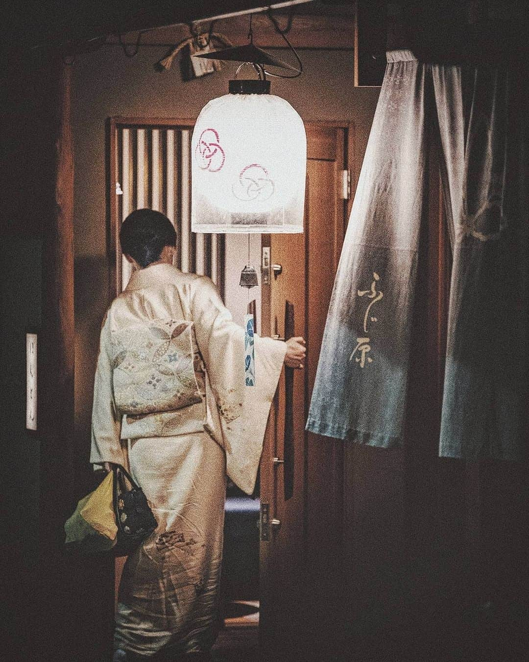 Berlin Tokyoさんのインスタグラム写真 - (Berlin TokyoInstagram)「A gislimpse behind the scenes of Maiko - apprentice girls who have determined to devote their lives to the traditions of this town. The town where the old-world elegant charm unfolds at dusk. . . . #hellofrom #Kyoto, #japan」9月19日 20時56分 - tokio_kid