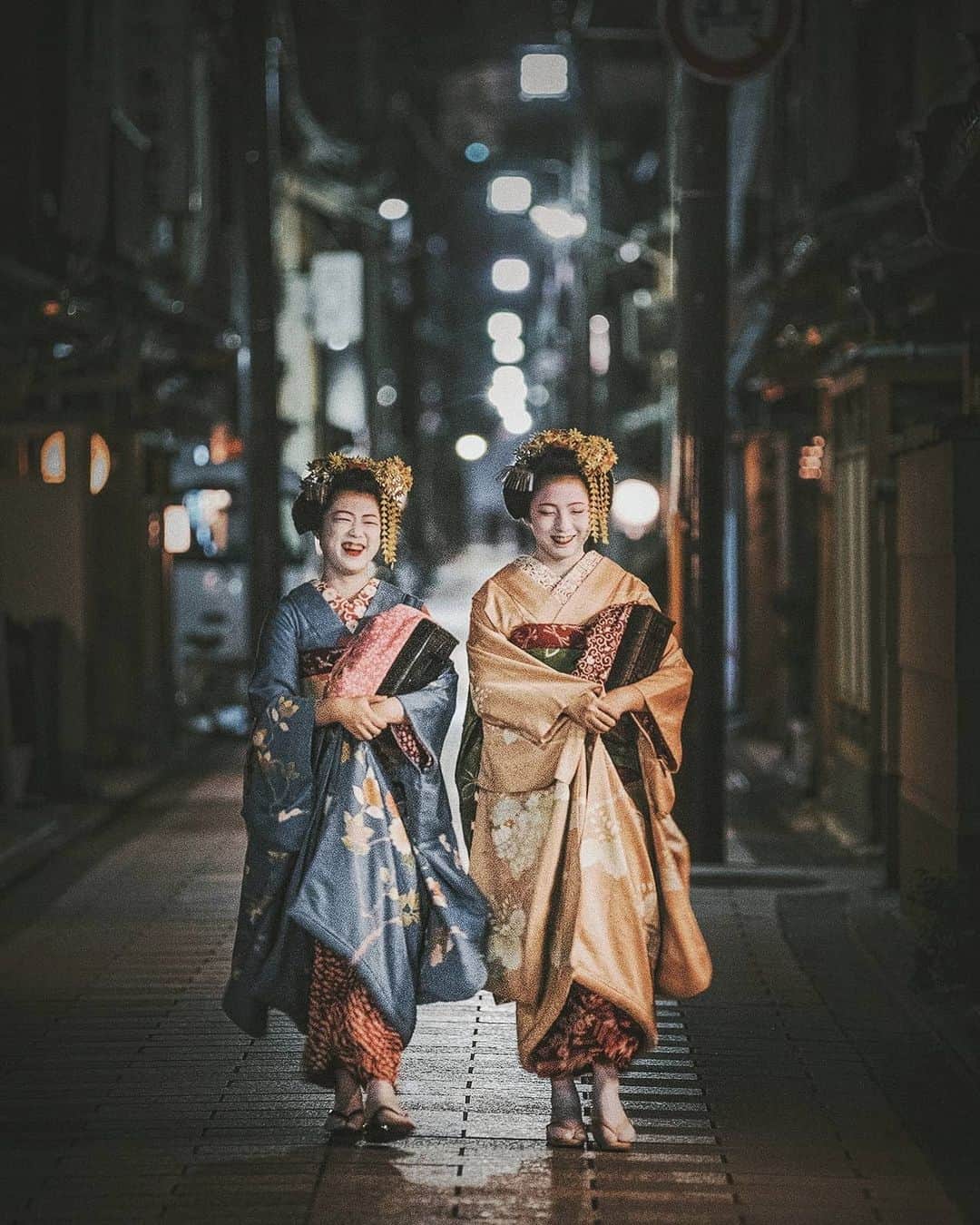 Berlin Tokyoのインスタグラム：「A gislimpse behind the scenes of Maiko - apprentice girls who have determined to devote their lives to the traditions of this town. The town where the old-world elegant charm unfolds at dusk. . . . #hellofrom #Kyoto, #japan」