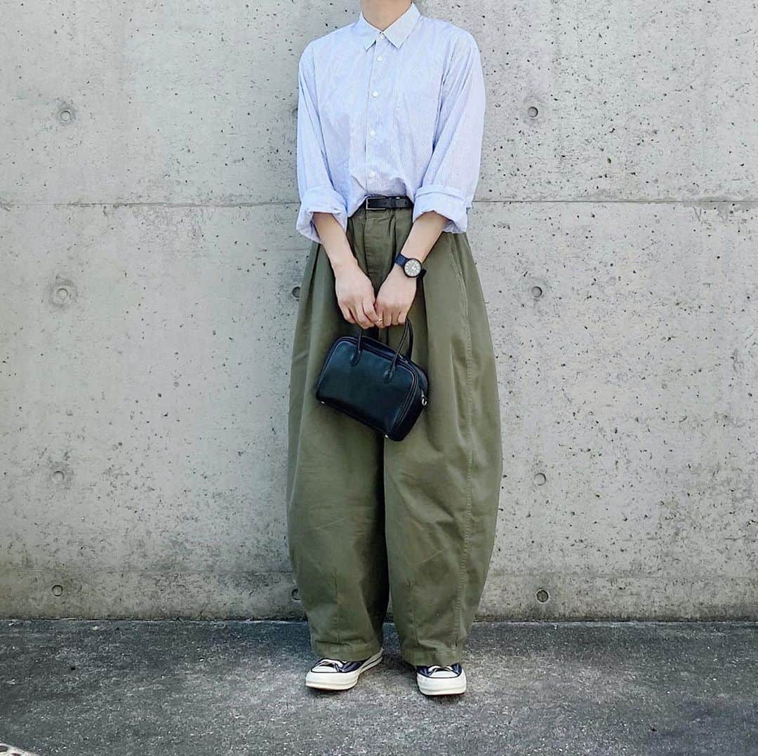 ryokoのインスタグラム：「▪︎ . ブルーのストライプシャツと グリーンのサーカスパンツ . . . shirt #commedesgarconsshirt  bottoms #harvesty bag #artsandscience  shoes #converse #ct70」