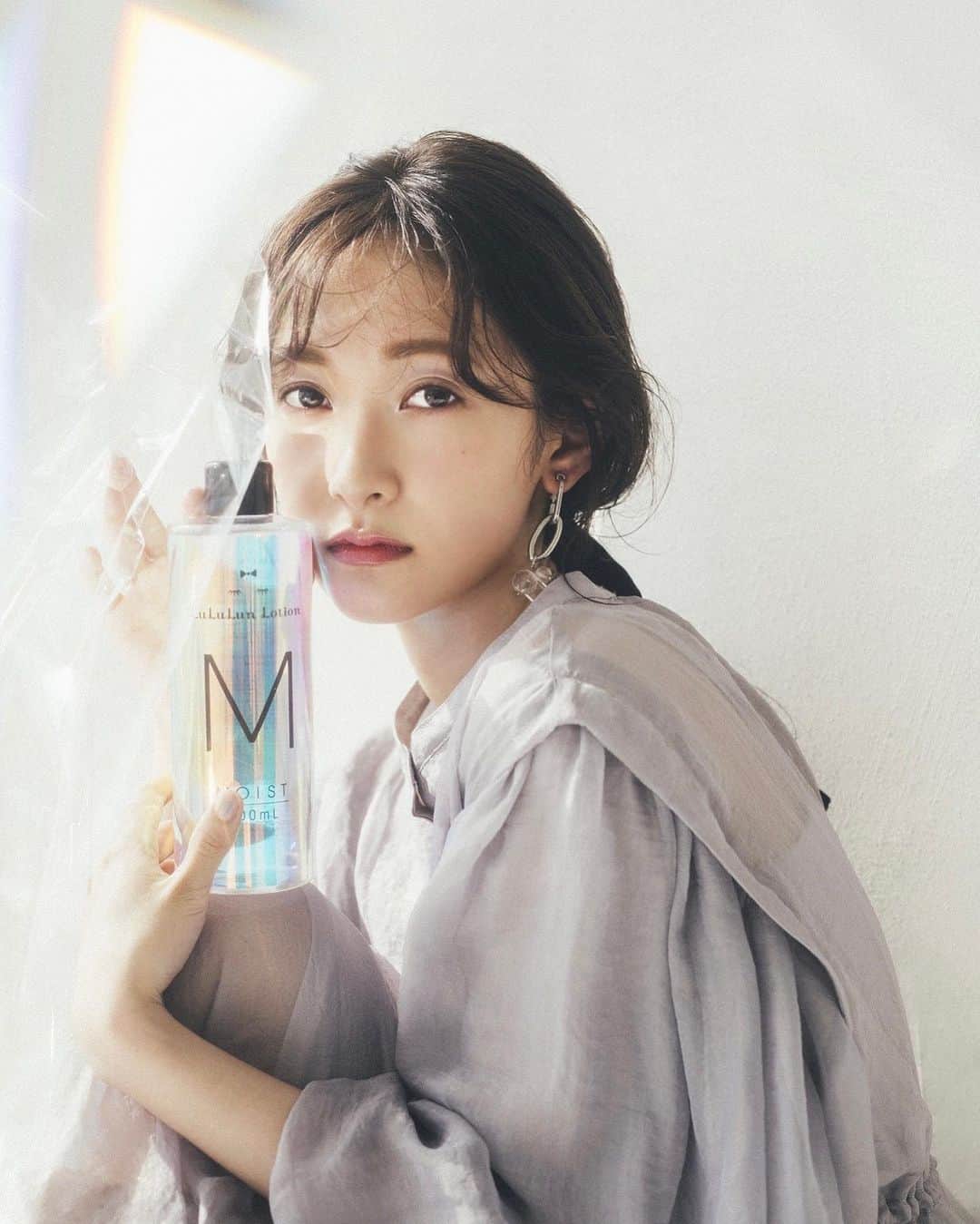 のインスタグラム：「あわつまい meets LuLuLun﻿ 記事が公開されました♡﻿ ﻿ ﻿ 舞台期間中、たくさん愛用した﻿ 化粧水とクレンジングたち。﻿ ﻿ ﻿ GRINから是非見てください♪﻿ @grinsns ﻿ ﻿ ﻿ Model：Awatsumai @awatsumai﻿ Photo：Chihiro Tagata @c_tagata﻿ Text：Aiko Iijima @aicoyote﻿ Hair&Makeup：Hitomi Kawasaki ﻿ Director：BACON THEATER @bacon_theater ﻿ ﻿ ﻿」