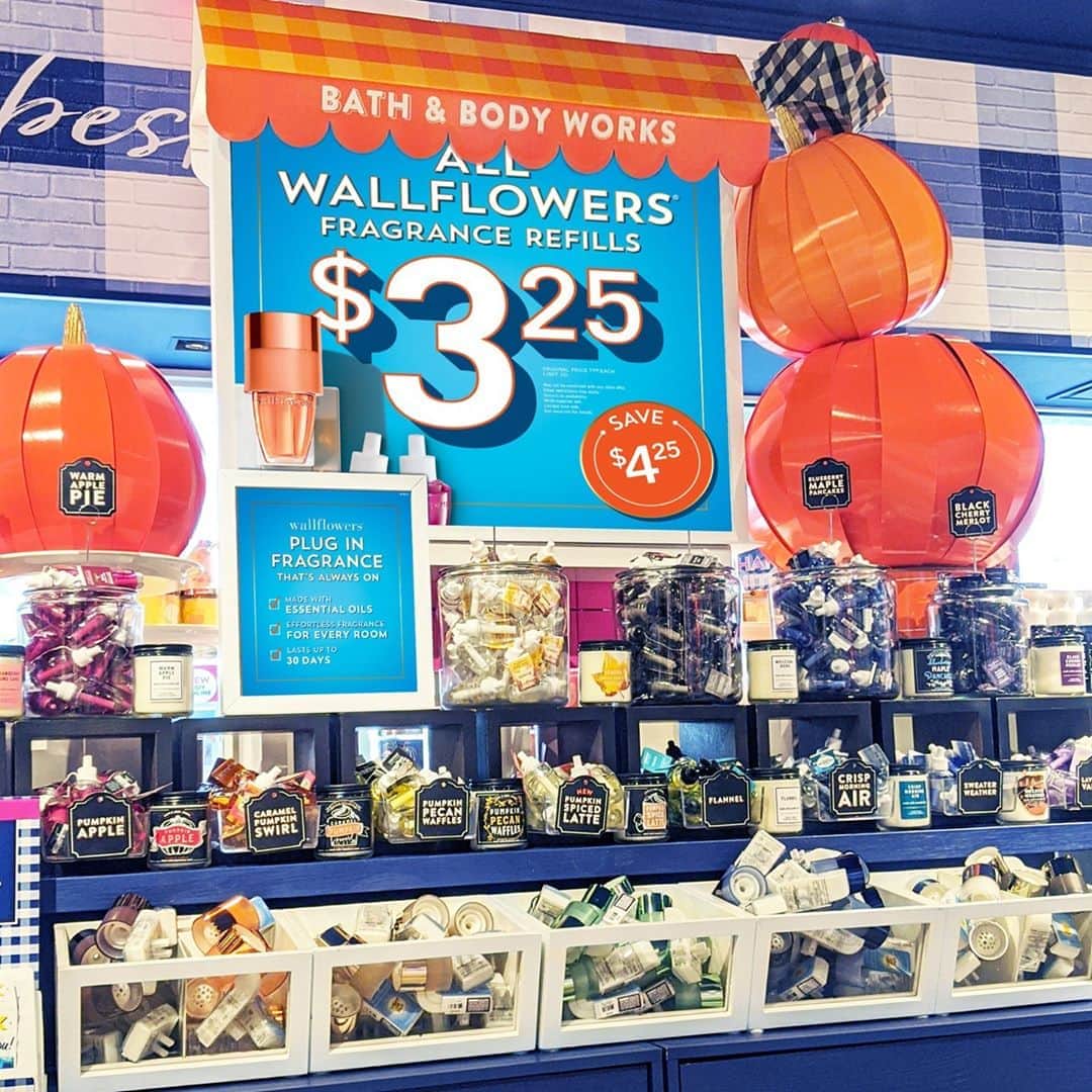 Bath & Body Worksさんのインスタグラム写真 - (Bath & Body WorksInstagram)「🚨 IN STORES SATURDAY & SUNDAY!🚨 ONLINE SATURDAY ONLY!🚨ALL Wallflowers Fragrance Refills are $3.25! 🙀 With more than 60 fragrances to choose from this is definitely TAG-A-FRIEND-worthy!👇」9月19日 21時00分 - bathandbodyworks