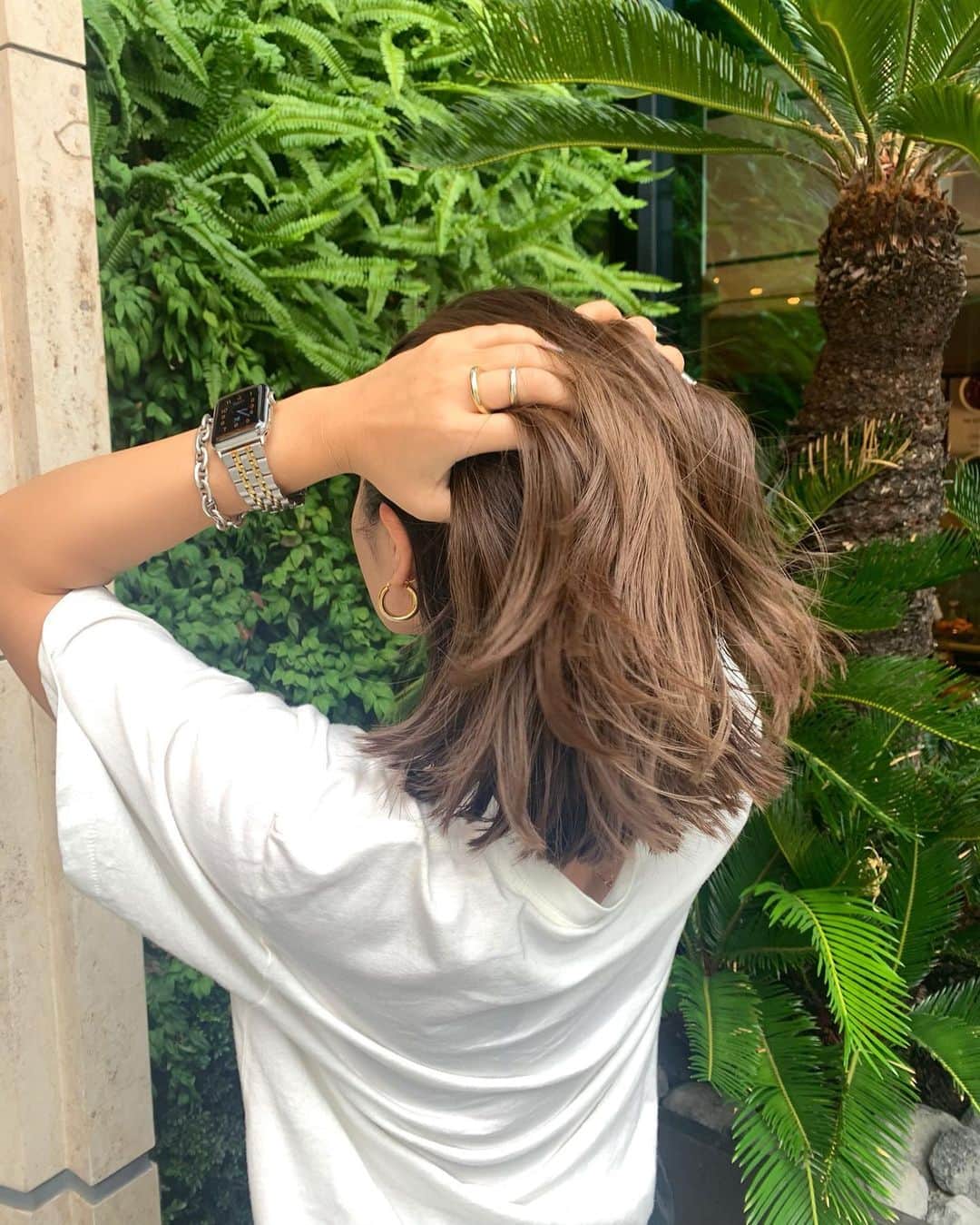 Naomiのインスタグラム：「髪型にはあまり拘りがなくて、効率化を考えて髪を20cm切りました😂髪乾かす時間の短縮、セット時間の短縮、シャンプー量削減等🌞でも縛ってもバラバラにならず纏まる長さに✂︎ 今の服の気分にも合っている🙆‍♀️ ありがとう🐻🎉 #hair#cut#ヘアカラー#効率化」