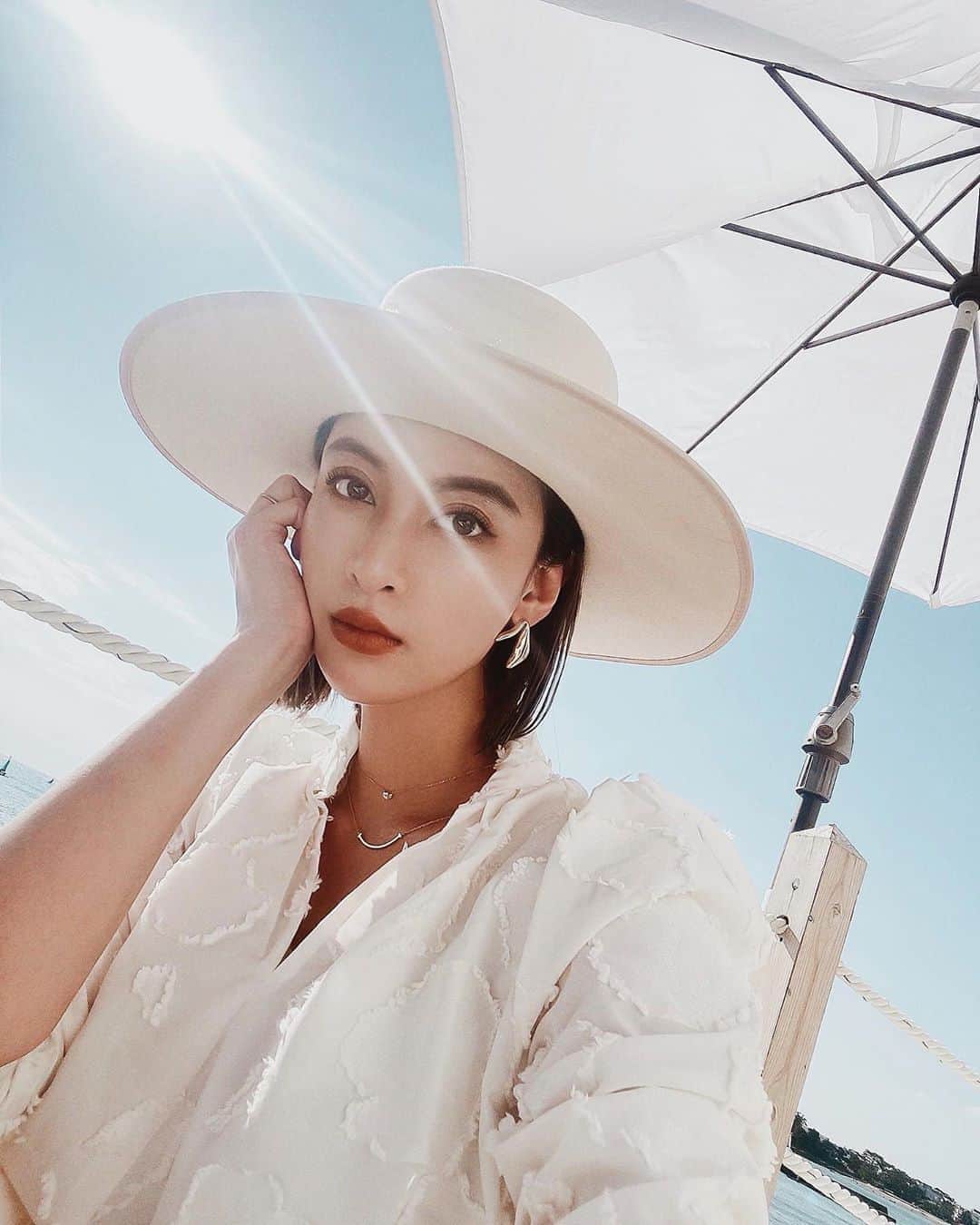 のインスタグラム：「N E W 🌤﻿ ﻿ 涼しくなってきたから新しいベースメイク👩🏻‍🦳﻿ ﻿ @venusskin.official___ のファンデで簡単ツヤ肌メイク🤍🤍﻿ 真珠粉末がやわらかく光って自然な輝きと、ツヤを形状記憶したかのように持続させてくれるの✨動画みてパール感伝わるかな🐚﻿ ﻿ ファンデは絶対にSPF付きにするけど、SPF50+ PA+++はありがたい〜！！﻿ 乳酸菌など、9種の美容保湿成分配合で美肌ケアも同時に出来るし"9つの無添加"なのも肌に優しい🤲🏻﻿ ﻿ ¥6,230が→初回限定¥2,980で買えたよ✔︎﻿ ﻿ 9月18日(金)〜10月1日(木)までプレゼントキャンペーンやってるので是非 @venusskin.official___ アカウントをチェックしてみてね💡﻿ ﻿ #ヴィーナススキン #pr #スキンケア #ファンデーション #ツヤ肌 #ツヤ肌メイク #Venusskin #Venus_Mania」