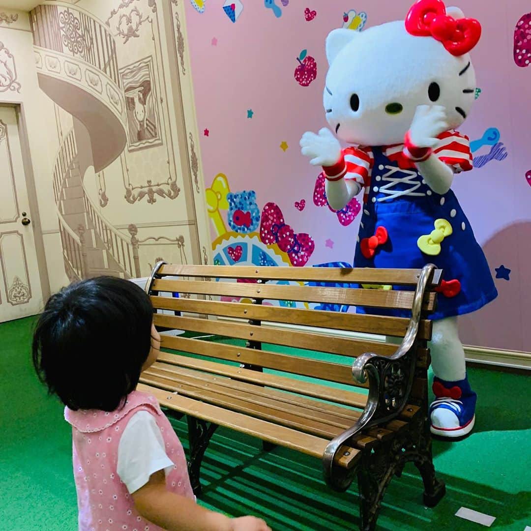 横山愛子のインスタグラム：「母の誕生日パーティー・次女10ヶ月兼ねて、サンリオピューロランドに行ってきました💕💕 長女は大きくなってから初めてのキティちゃん^ - ^会えて嬉しそうでした❣️  私はサンリオのキャラクター達縁遠くで、何度もミニーちゃんって言ってしまった笑 キティちゃんごめん💦😂 いろんなイベントやっていたり、キャラクターに会えたり、ゲーム出来たり楽しかったなぁ(^_^) 長女もどんどん色々覚えてきて、 『これやりたいなぁーお金いれよ💰』なんて生意気に言ってくるし☺️ でもやりたい！って言われたら、なるべくやらしてあげたいな(^.^) そのためにもお仕事パパ頑張って下さい👍 一日中外にいたので、ヘロヘロだけど💦 20時就寝した子供達❣️ リフレッシュできた時間になりました！ 明日からも頑張るぞーーーーーー（╹◡╹） #サンリオピューロランド  #10ヶ月 #2歳7ヶ月 #プレママ」