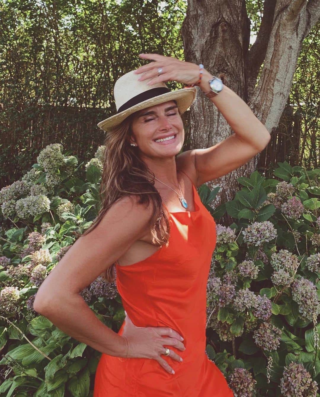 ダニジョーのインスタグラム：「ORANGE 🍊 YOU GLAD IT’S THE WKND? @brookeshields bringing us some much needed sunshine in the Tangerine Ruched Mini and BOXERINA Bracelet set 〰️ photo by @helenachristensen #dannijogirls」