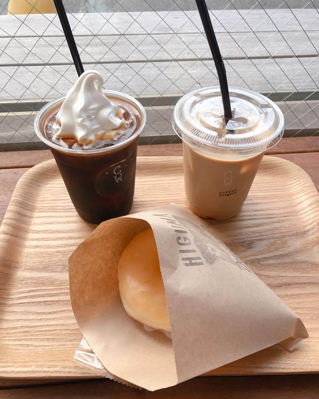 熱田久美さんのインスタグラム写真 - (熱田久美Instagram)「☕Higuma Doughnuts / 表参道〔東京〕 ------------------- ここのドーナツ揚げたてで とっても美味しいの🍩✨！ この日は暑かったから、友達が飲んでたコーヒーフロート とっても美味しそうだったー！( ˆＰˆ ) ・ 今日の東京は雨が降るかなと思ったのに 1日降らなかったです…🕊 天気予報が外れても、嬉しい方のハズレだったから良かった。 とても有意義な一日となりました🎉 ・ #higumadoughnuts #omotesando #tokyo #ドーナツ #ドーナッツ #🍩  #コーヒー #フロート #カフェラテ  #夏の終わり #新しいこと #始めます #ドーナツ屋さん #スイーツ  #スイーツ好きな人と繋がりたい #甘党男子 #甘党女子 #スイーツ巡り #カフェ巡り  #カフェ好きな人と繋がりたい #カフェスタグラム  #カフェ巡り好きな人と繋がりたい #4連休 #初日 #シルバーウィーク #コロナに負けるな」9月19日 21時04分 - kuumi1125