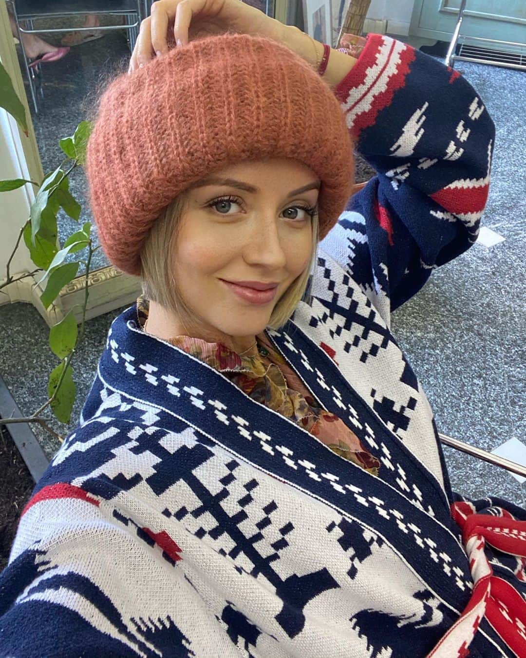 のインスタグラム：「Ready for autumn with @tak.ori  Обожаю кардиганы и шапки , готова в них ходить круглый год ...」
