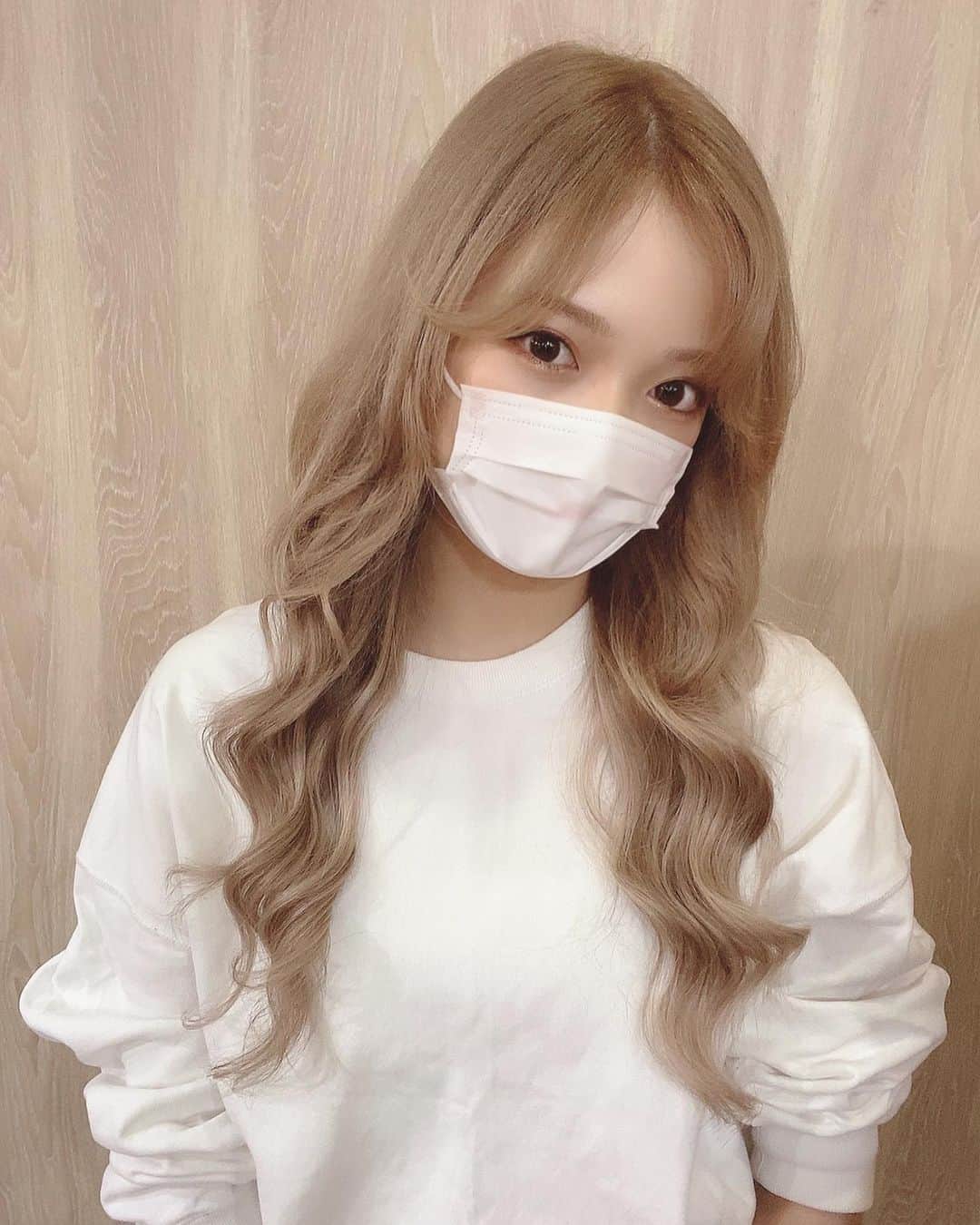 仲本莉絵瑠のインスタグラム：「うわんまじカワイイ... ブリーチまじで毎回してるけどなぜか切れない、 ハイブリだからかな！超音波のやつもやってもらった🥺いつも有難う御座います🤍🤍🤍 @lapis_anju #顔周りがぽいんと #ハイトーンカラー #ハイトーンロング #ハイトーンベージュ #ハイトーン #韓国ヘア」