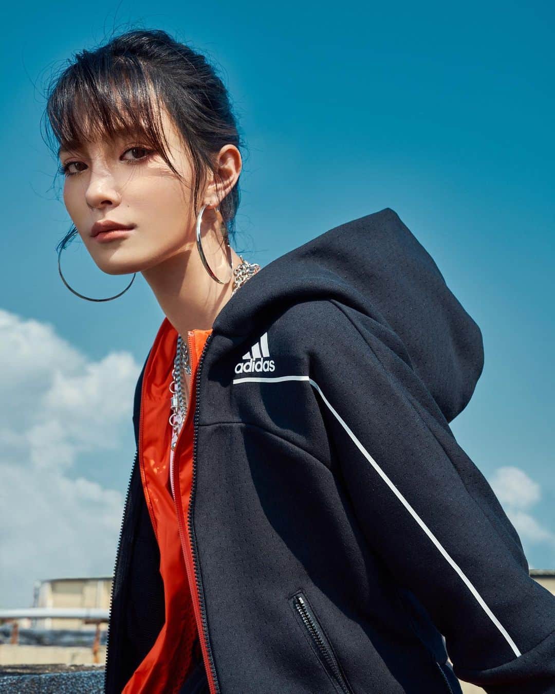 吳子霏（Ellen Wu）のインスタグラム：「﻿ 連帽外套對我來說，總是可以帶來許多的安全感，讓每次的挑戰都能夠專注向前，勇敢面對接下來所有的冒險。﻿ ﻿ @adidas_tw﻿ #adidas #ReadyForChange #ZNE連帽外套」