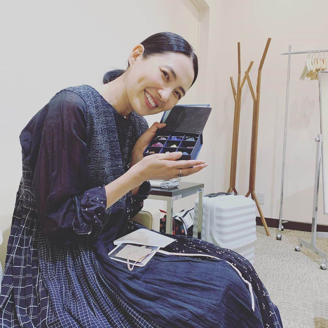 浜島直子さんのインスタグラム写真 - (浜島直子Instagram)「日帰りで博多阪急へ。  飛行機が1時間遅れてヒヤヒヤしたけれど、ライフスタイルフェスの会場もバッチリ見れて、ホッと一安心！ 会場には我が家のスタメンたちがズラリ並んでいて、一瞬ここは家かと思いました😂 トークイベントも皆さん終始ニコニコと聞いてくださって、司会の大石さんと漫才コンビのように楽しくお話しさせていただいて、あー、面白かったな🤣 来てくださった皆様、貴重なお休みの時間をくださって、本当にありがとうございました🙏❤️ また今度ゆっくりと博多へ行きたいなぁ。 ・ ライフスタイルフェス〜手間を楽しむ丁寧な暮らし〜 博多阪急1階で、9月22日まで開催しております。 お近くの方はぜひ覗いてみてくださいね🥰 @hankyu_hakatamama  ・ #博多阪急 #手間を楽しむ丁寧な暮らし #最後の写真は #応援に来てくれたフェリシモチームから #誕生日プレゼントのお菓子をもらって #ニヤニヤしてるところ」9月19日 21時14分 - hamaji_0912