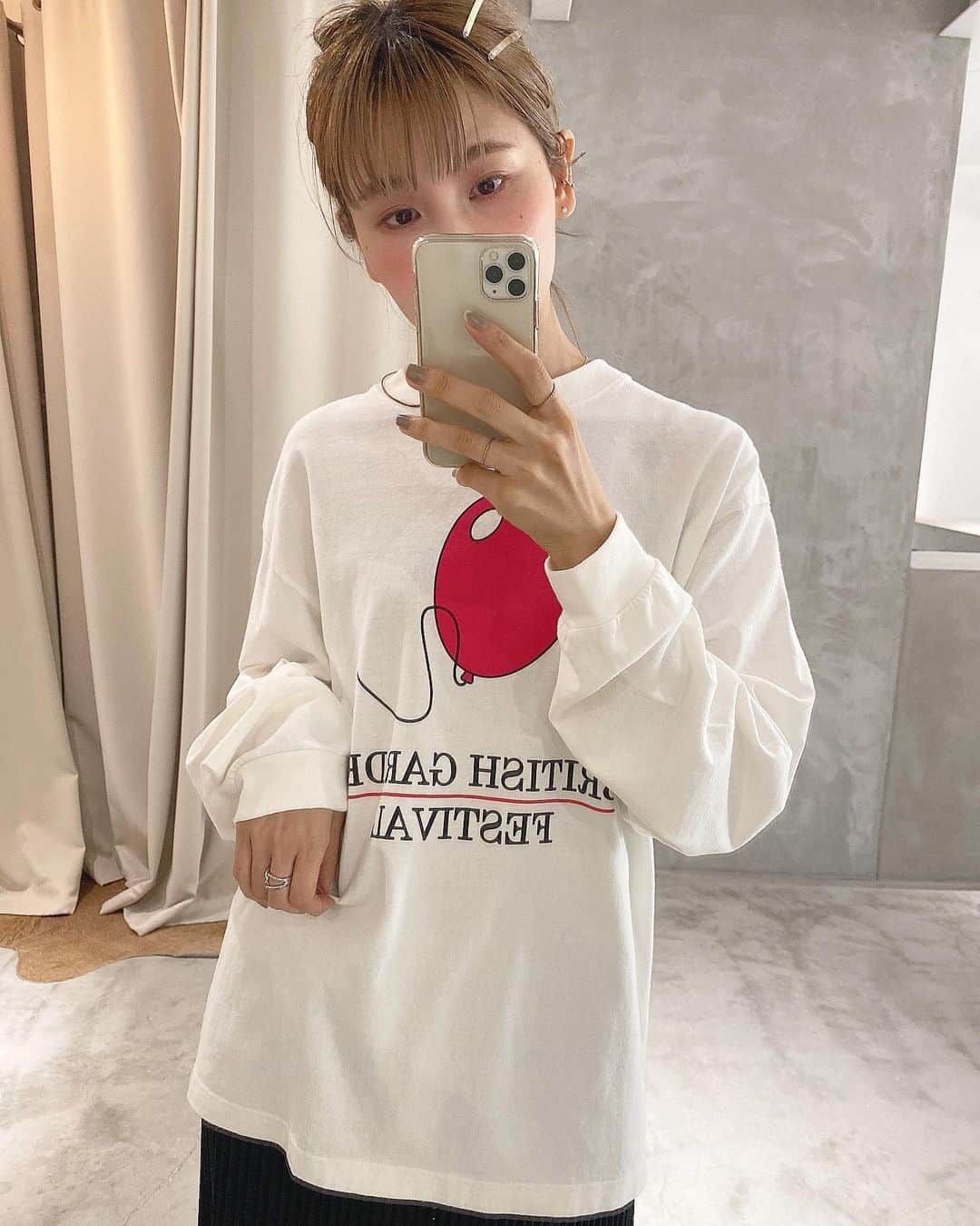 松田 美奈子のインスタグラム：「ダイアナ妃が着てたteeのオマージュ🎈🎈🎈#shinzone . 朝晩が涼しいのでロンteeちょうどいいような、お昼は暑い💦 気温差皆様お気をつけ下さいね🧚🏻 . 今みなさん何着てますか？ ロンtee?半袖?」