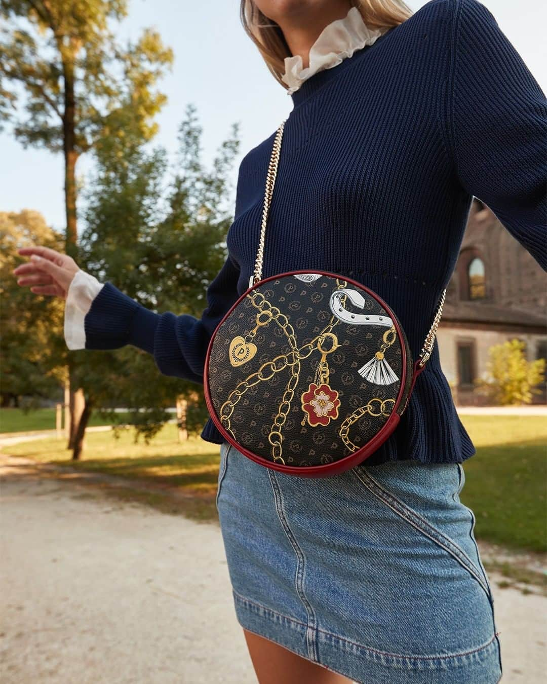 ポリーニさんのインスタグラム写真 - (ポリーニInstagram)「Give a romantic touch to your outfits with the new #PolliniPreppyClub cross-body bag.  Shop now via link in bio.  #Pollini #PolliniHeritage」9月19日 21時15分 - pollini