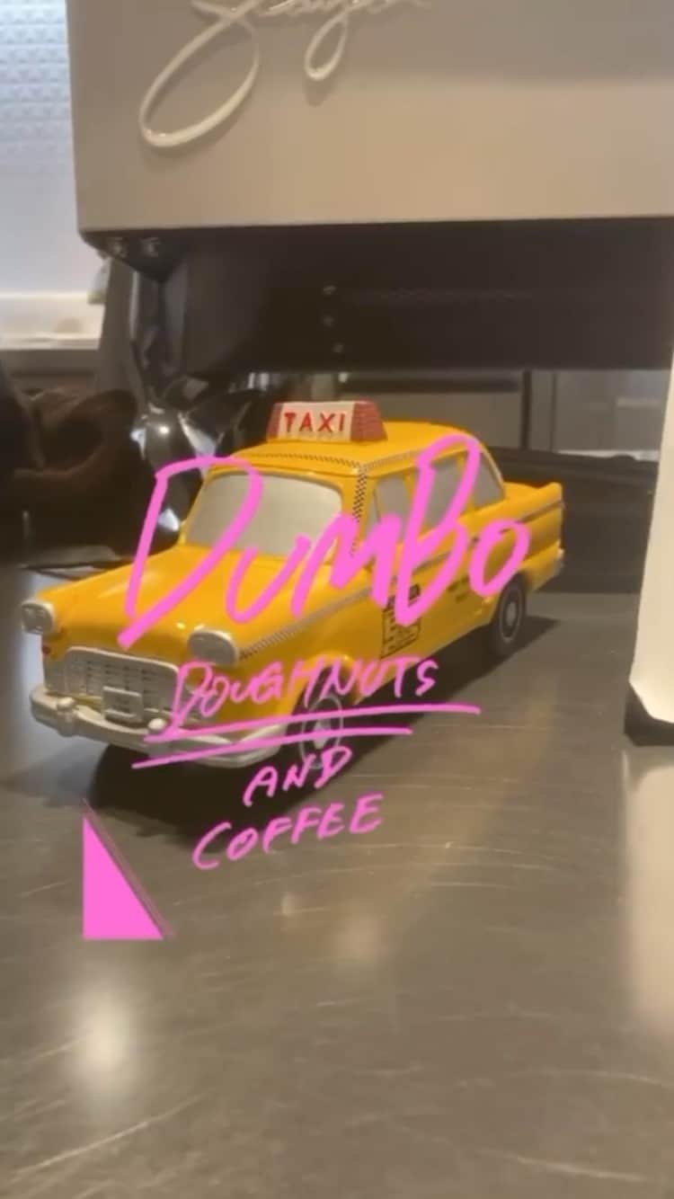 荒木悠衣のインスタグラム：「どぅーなつ×BTS×Galaxy DUMBO Doughnut AND coffee In GALAXY  #galaxy  #galaxycafe #bts #dumbodoughnutsandcoffee  #原宿カフェ」