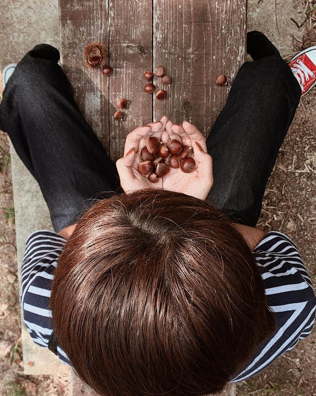 𝐊𝐚𝐤𝐢𝐠𝐢𝐅𝐮𝐤𝐚のインスタグラム：「． ． 公園で拾い集めてきた栗たち🌰🤍 ． もう秋が大好きすぎて 秋の空の下で遊んだりこうやっておいしいものに 囲まれてしあわせすぎる〜〜🌤 ． 家に帰ってからスイートポテトも作ってしまった🤭💭 ． 頭も栗みたい。爪もマロン色。🎨 ． ． ． ． #秋ネイル  #秋ネイルデザイン  #栗拾い  #公園散歩」