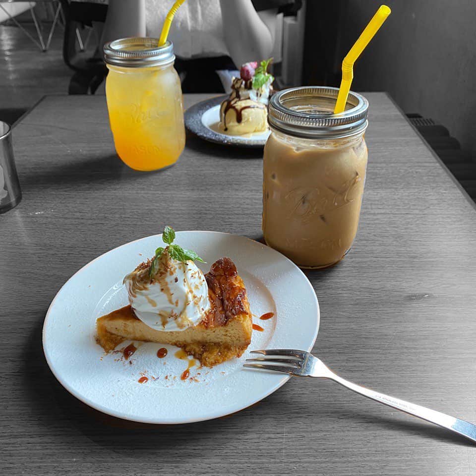 田中皓子のインスタグラム：「. 袋町にあるアールカフェさんで  キャラメルバナナチーズケーキと ハニーカフェラテ🍯  3時のおやつってやつですかね🤪🍭 . #cafe #広島カフェ #stucharmingtrip」