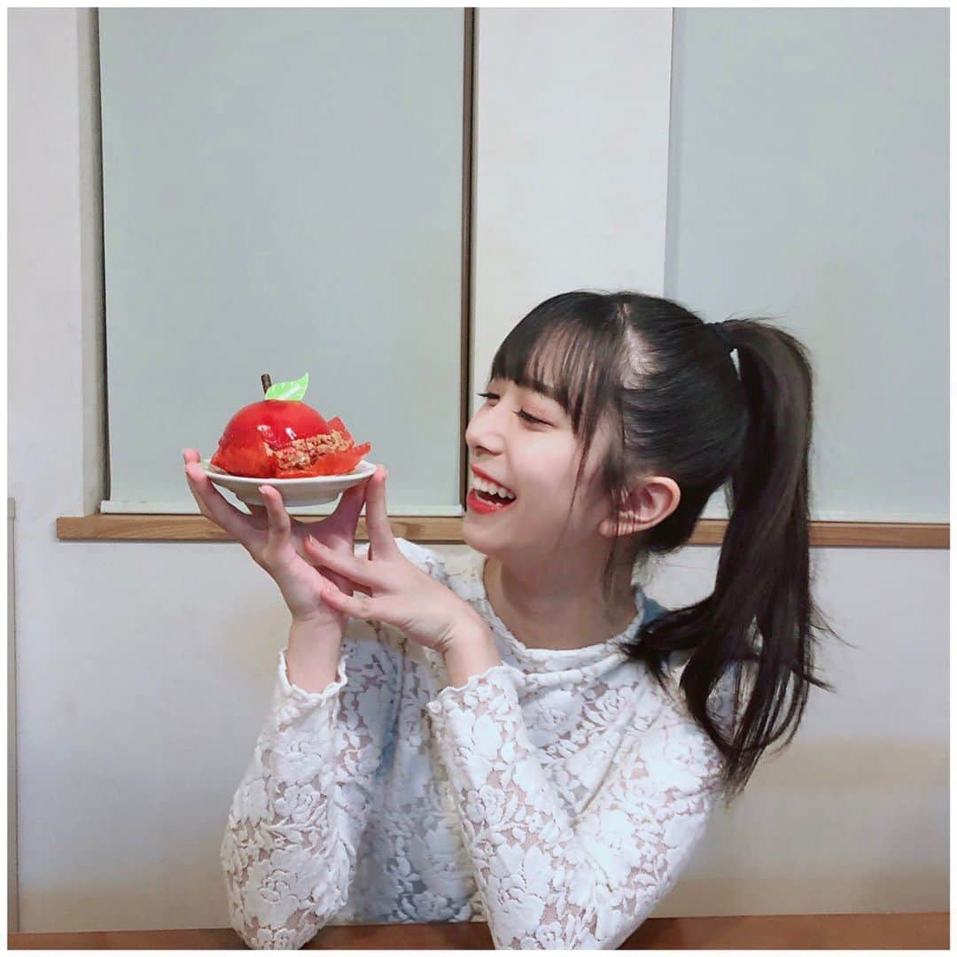 井上玲音さんのインスタグラム写真 - (井上玲音Instagram)「林檎のケーキ🍎 ･ あまーいケーキ。 中に林檎がごろごろ入ってました☺️ ･ #林檎 #ケーキ #スイーツ #フルーツ #デザート #juicejuice #井上玲音」9月19日 21時19分 - rei_inoue.official