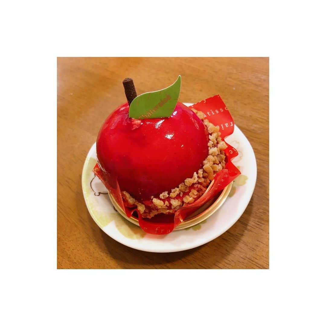 井上玲音さんのインスタグラム写真 - (井上玲音Instagram)「林檎のケーキ🍎 ･ あまーいケーキ。 中に林檎がごろごろ入ってました☺️ ･ #林檎 #ケーキ #スイーツ #フルーツ #デザート #juicejuice #井上玲音」9月19日 21時19分 - rei_inoue.official