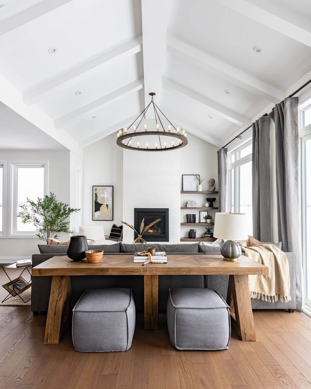 MT DOMAINEさんのインスタグラム写真 - (MT DOMAINEInstagram)「Raise your hand if you love a good high ceiling. ✋📸: @westofmain @eqhomes.ottawa」9月19日 21時19分 - mydomaine