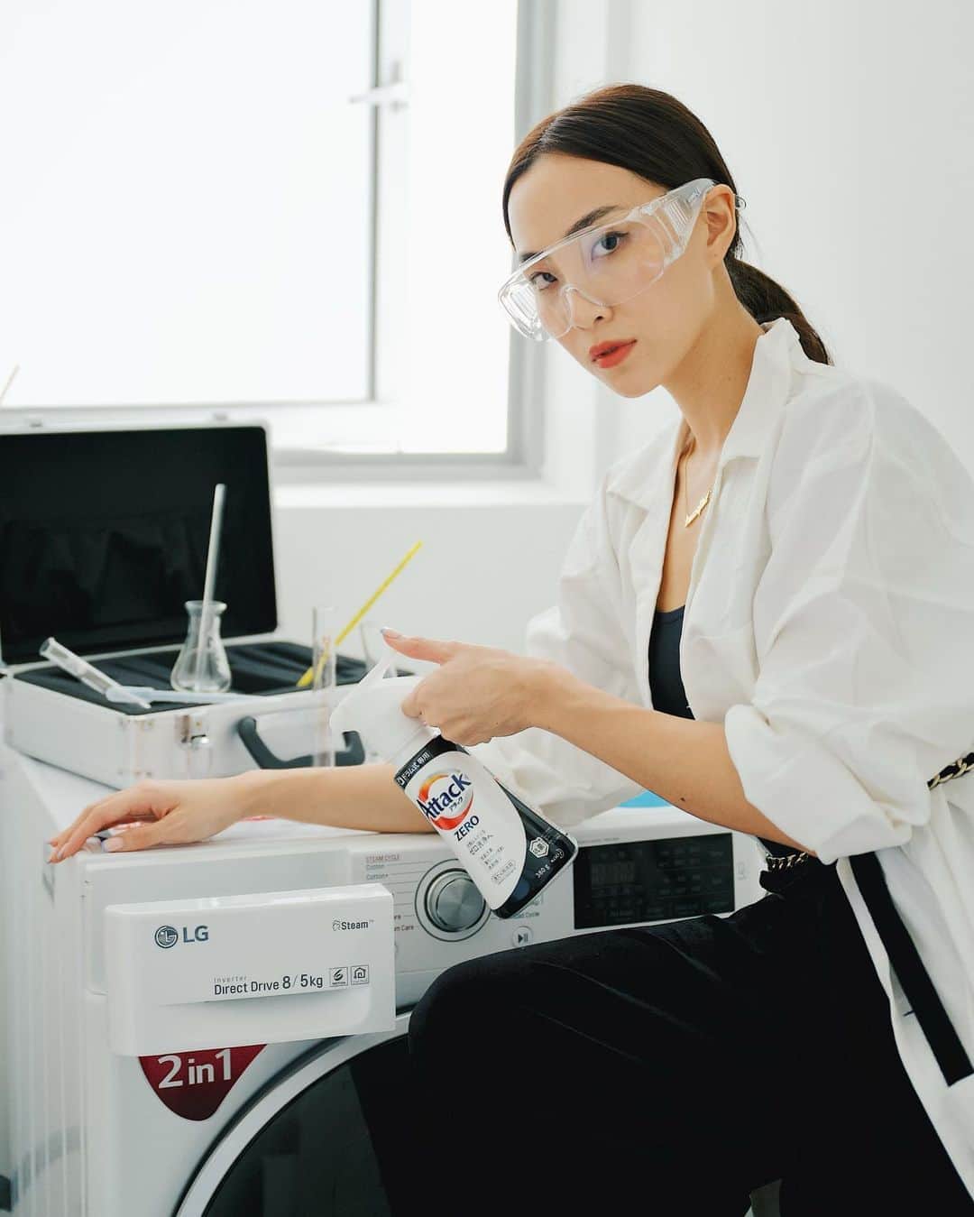 ソニアのインスタグラム：「[GIVEAWAY] Win a full set of the new KAO Attack Zero Ultra-concentrated Liquid Detergent, the no. 1 ultra-conc. liquid detergent in Japan! 3 winners will be picked 💥  1) Like this post and follow @kaolaundry.sg 2) tag 2 friends who wanna improve their laundry experience  This powerful detergent removes stubborn stains including almost invisible micro stains! OH AND. My one gripe is getting my white clothing items to go back to its original colour. This not only restores my white outfits, it also helps to prevent future stains from adhering to fabric fibres! Bright looking clothes coming my way!  Meantime... Just a regular day doin my laundry 👩‍🔬  . . Available at all leading supermarkets & online retailers. #AttackZero #ZeroInForARealHygienicClean #ZeroInYourLaundryNeeds #sp  *open to SG only, giveaway ends on 26 September, 2359」