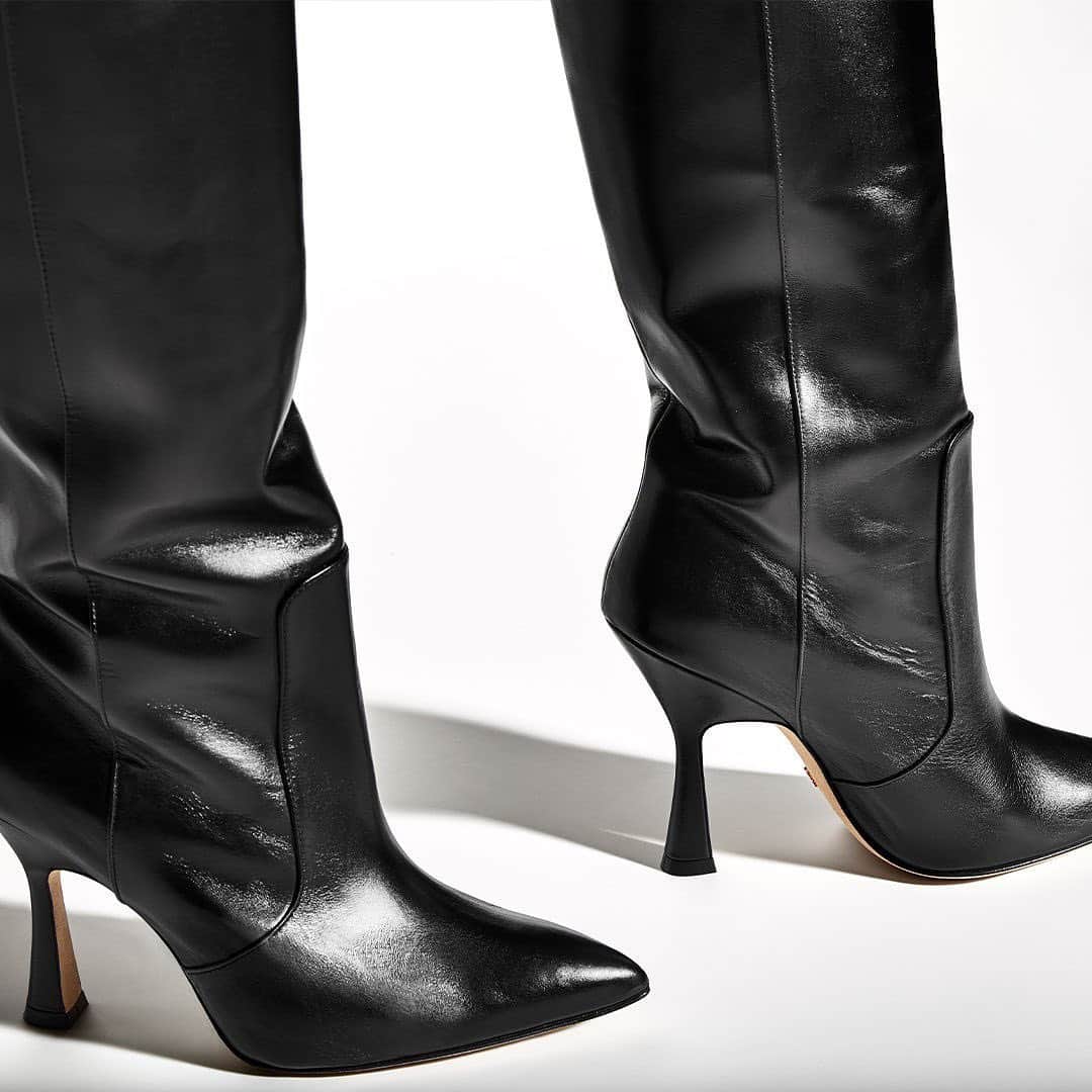 スチュアートワイツマンさんのインスタグラム写真 - (スチュアートワイツマンInstagram)「Obsessed with this boot. Find the #PARTON and more sculptural heel styles now on stuartweitzman.com. #SWFall2020 #StuartWeitzman」9月19日 21時35分 - stuartweitzman