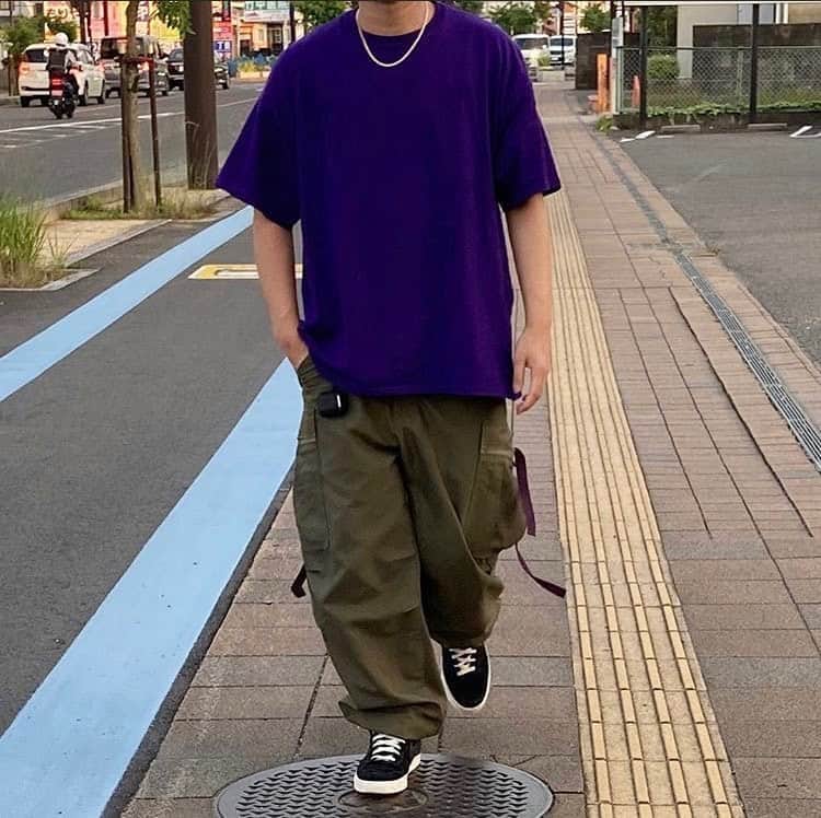 のインスタグラム：「また再投稿してきます。  病んだとかじゃないのよ、投稿の方すっきりさせたかったの🙄  みなさんこちらもよろぴこ🤞  #メンズファッション #無地T #ビッグT #ミリタリーパンツ #太パン」